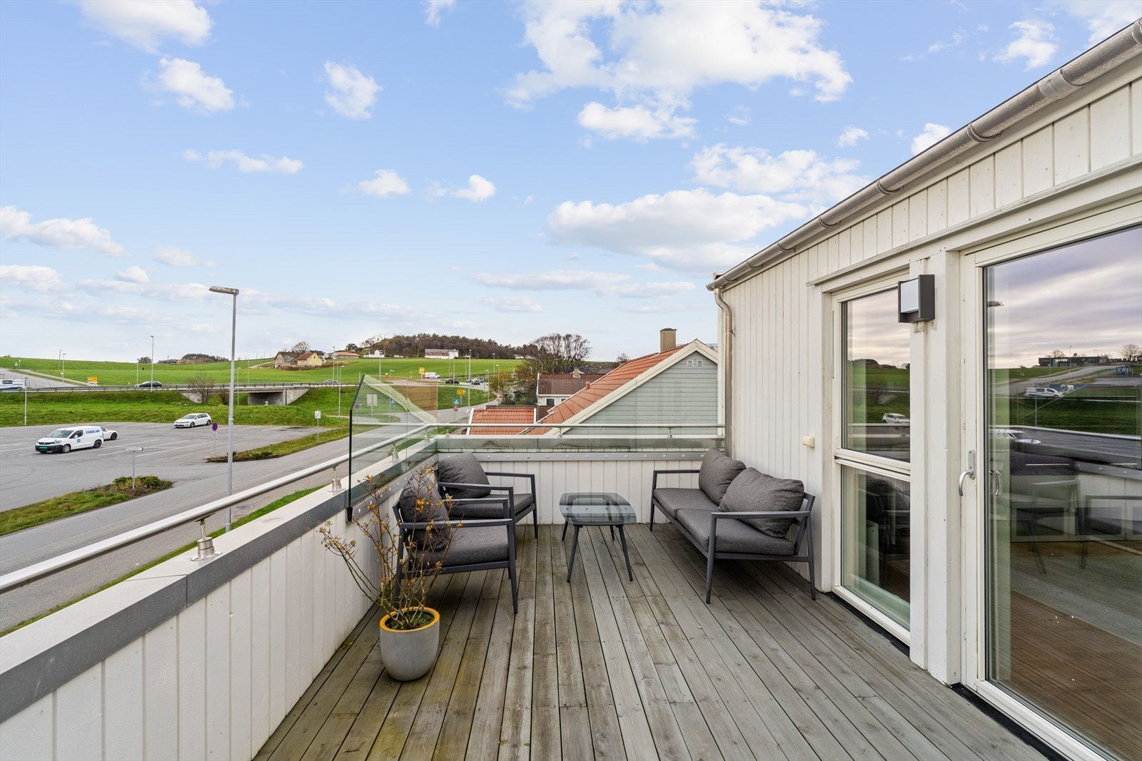 Romslig balkong med gode solforhold. Nyere glassrekkverk på deler av balkong. Galleribilde