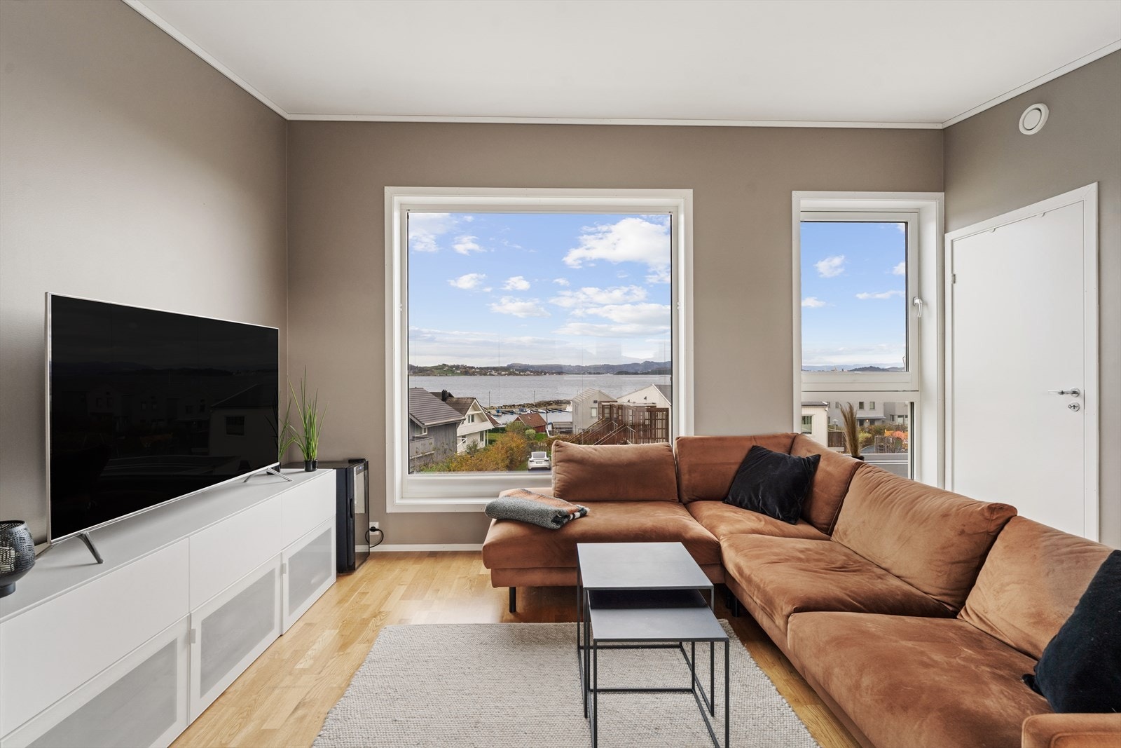 Stue i 3. etasje med nydelig utsikt. 3. etg. er tettet igjen med vegg og lydisolert dør. Galleribilde