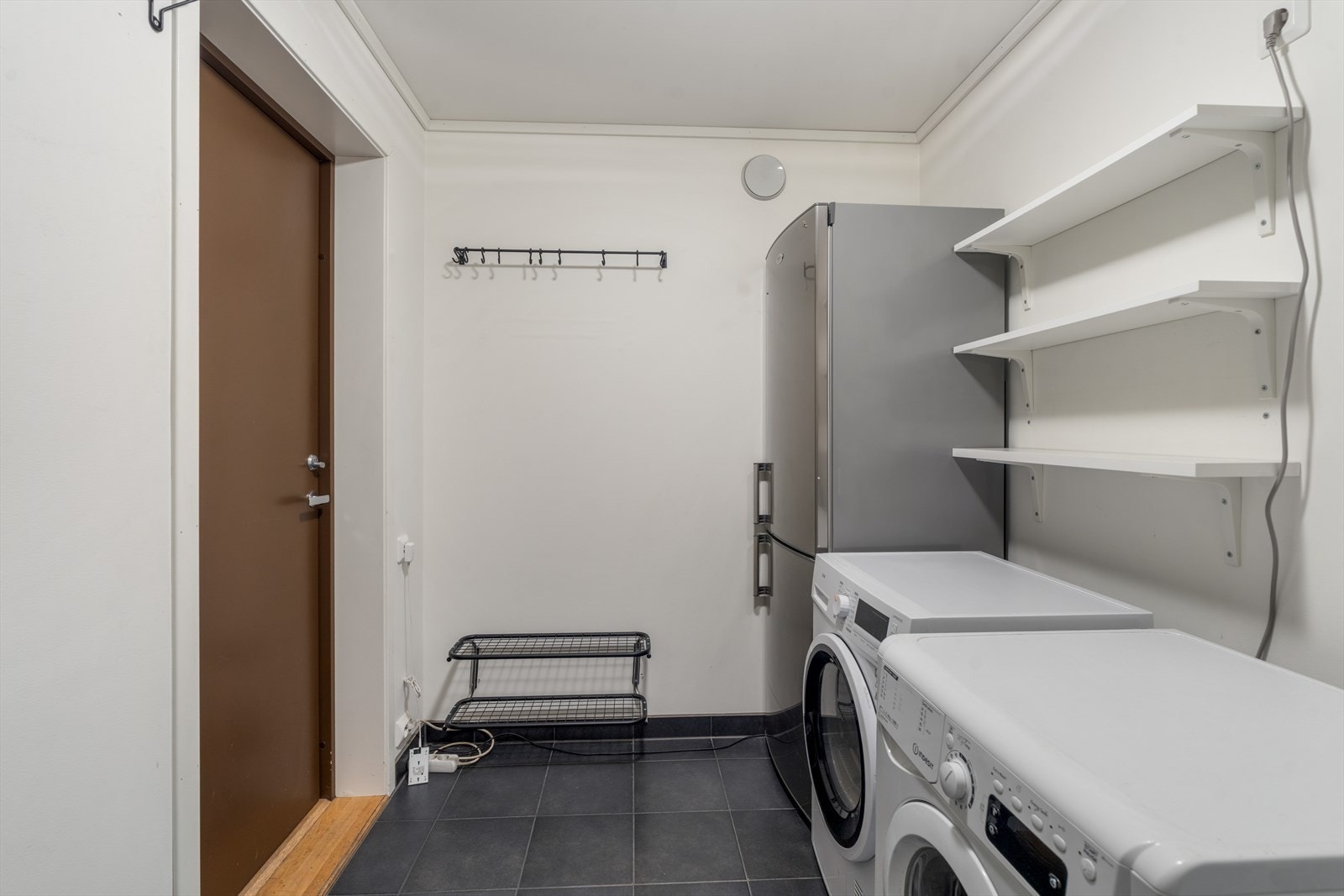 Praktisk biinngang/vaskerom med fliser på gulv Galleribilde