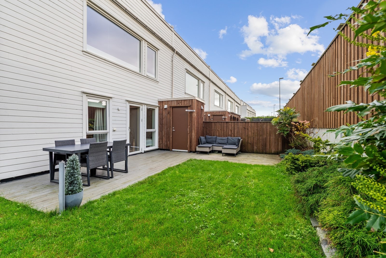 Uteområde er pent opparbeidet med terrasse og plen. Praktisk utvendig bod. Galleribilde