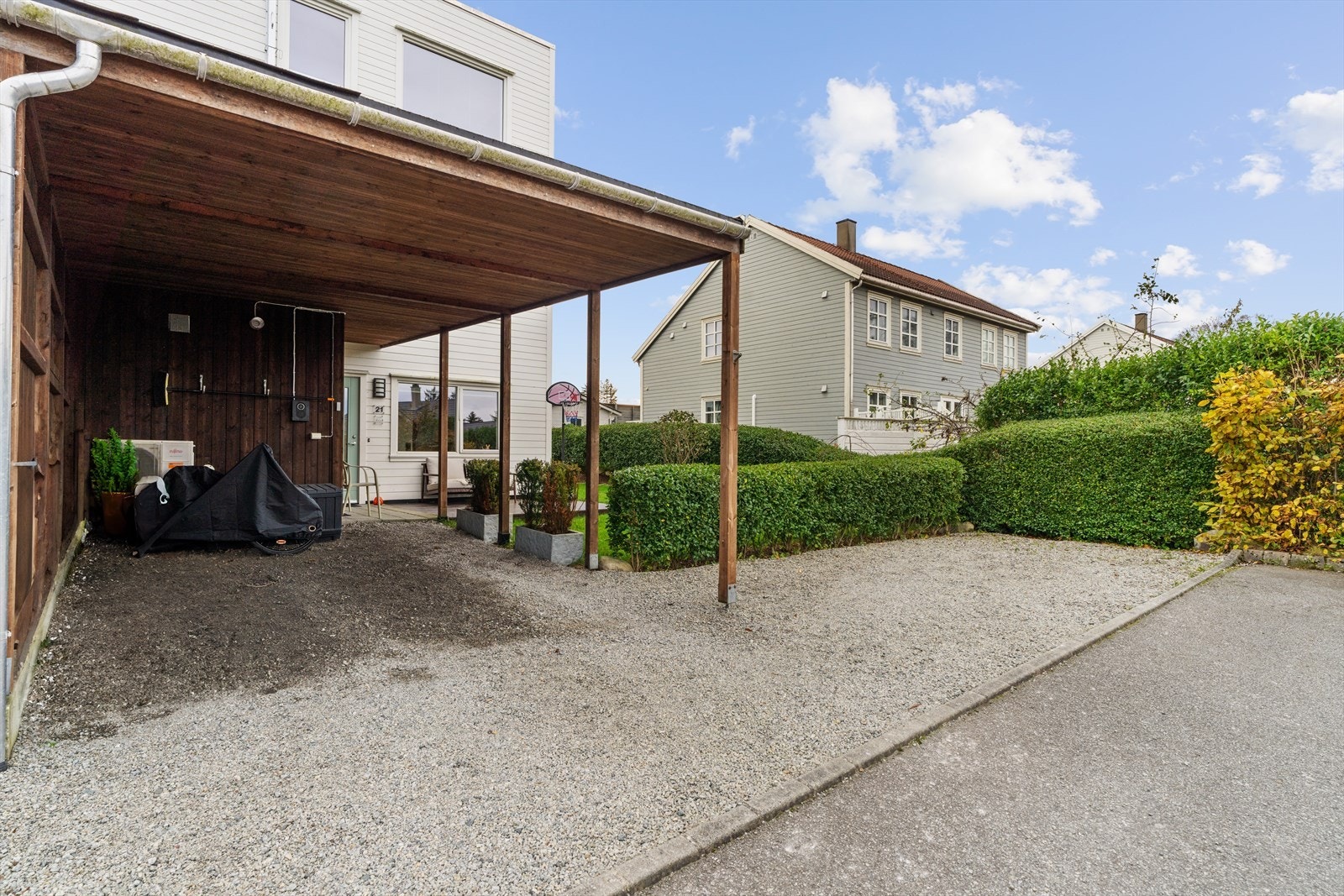 Carport med el-bil lader Galleribilde