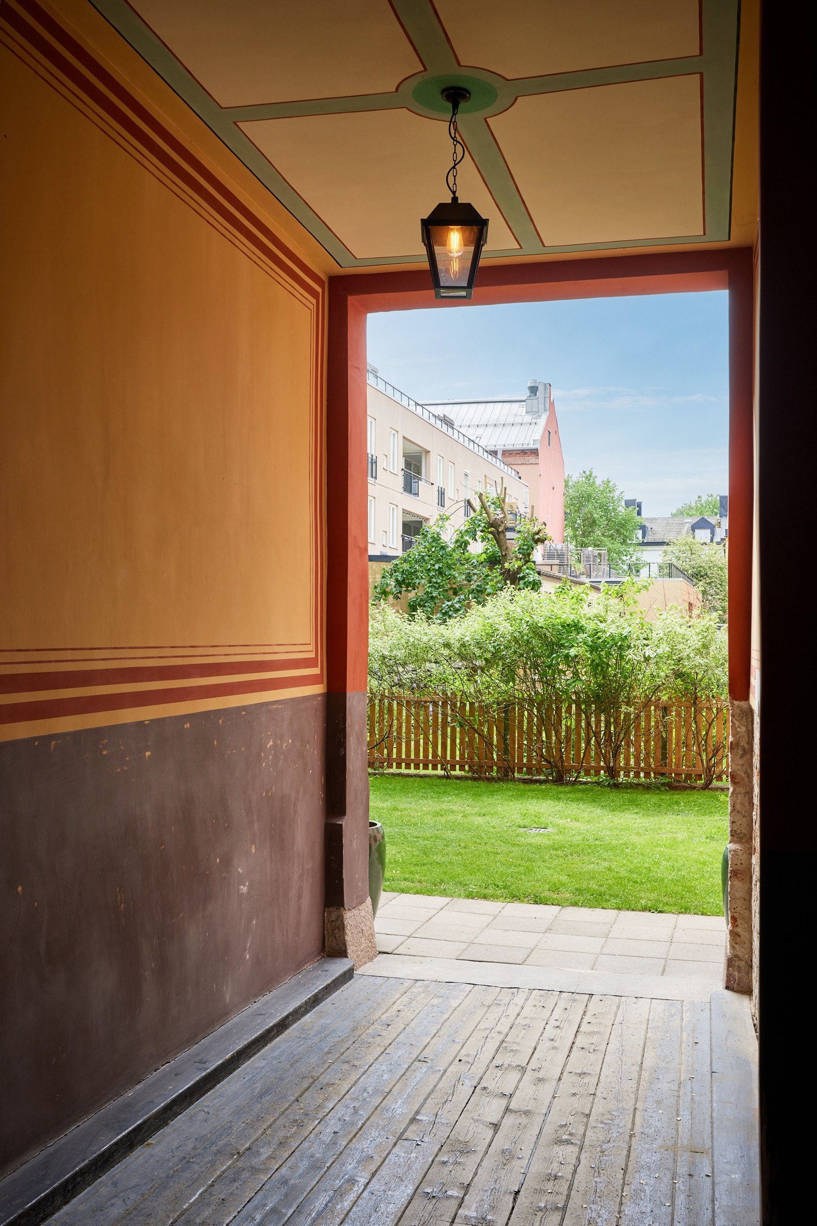 Leiligheten har en meget sentral beliggenhet med et godt utvalg av butikker, offentlig transport og grøntområder rett utenfor døren. Galleribilde