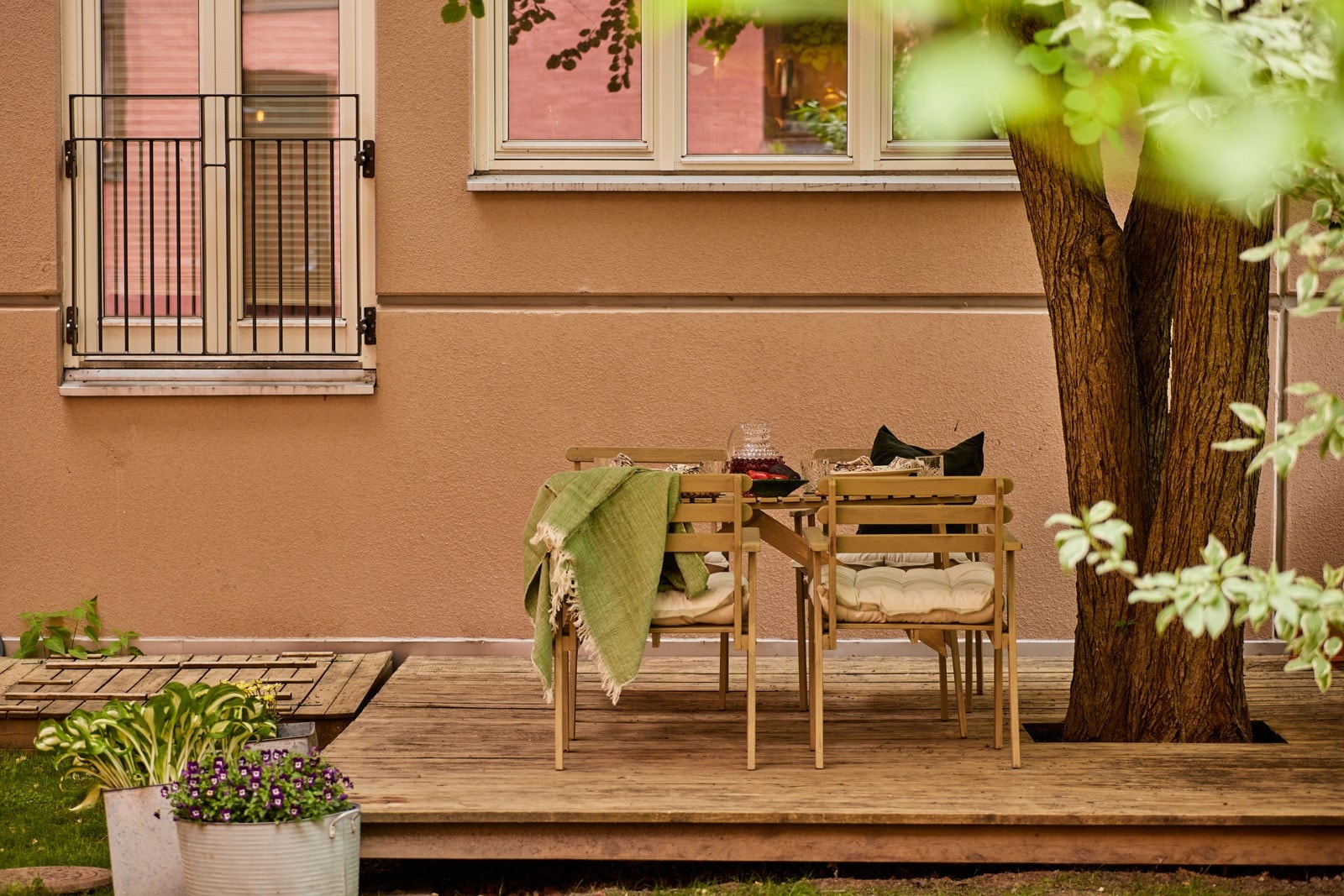 Hyggelig sittegruppe i bakgården som kan benyttes av beboerne. Galleribilde