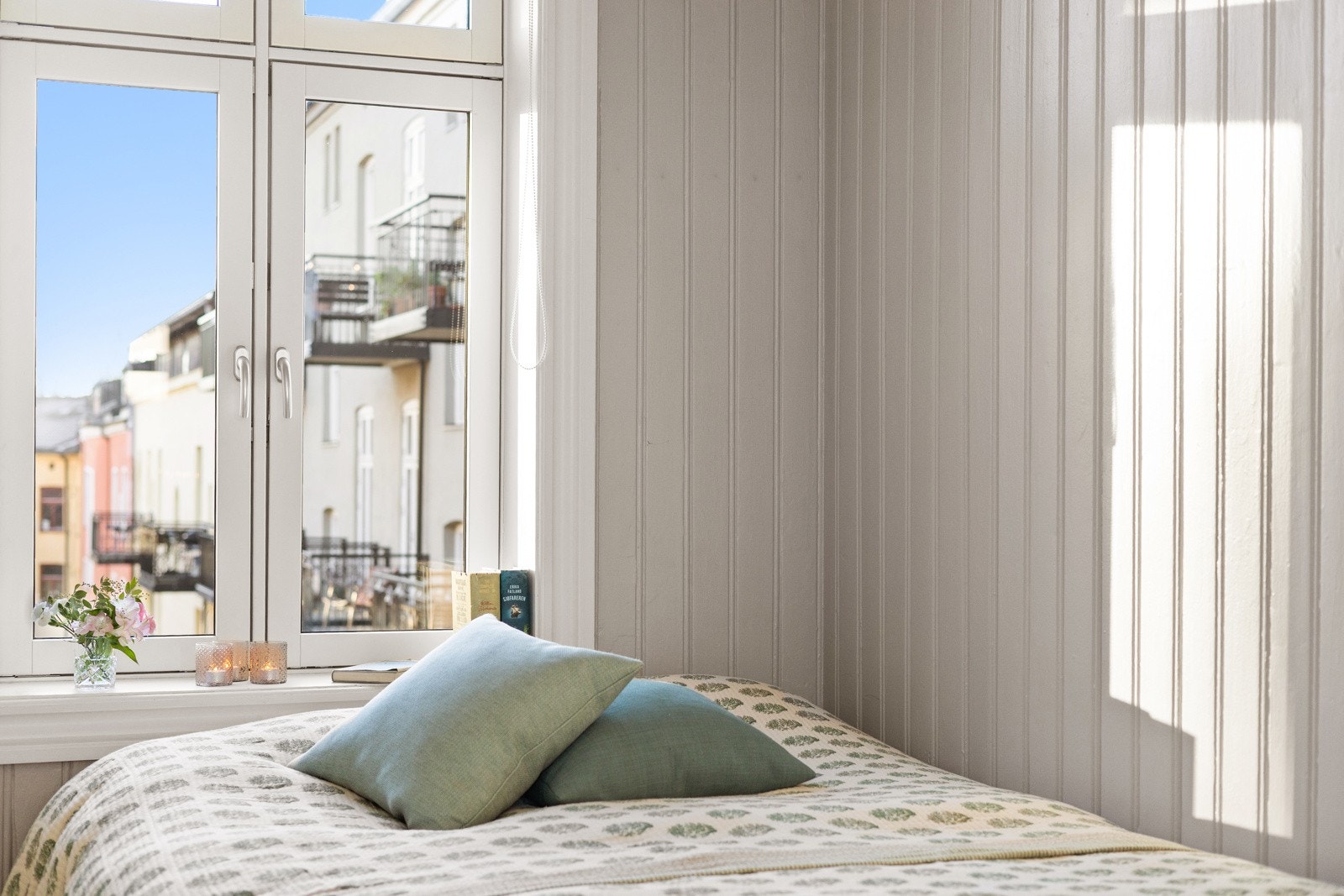 Hovedsoverommet er romslig og har rikelig med skapplass i stort garderobeskap. Galleribilde