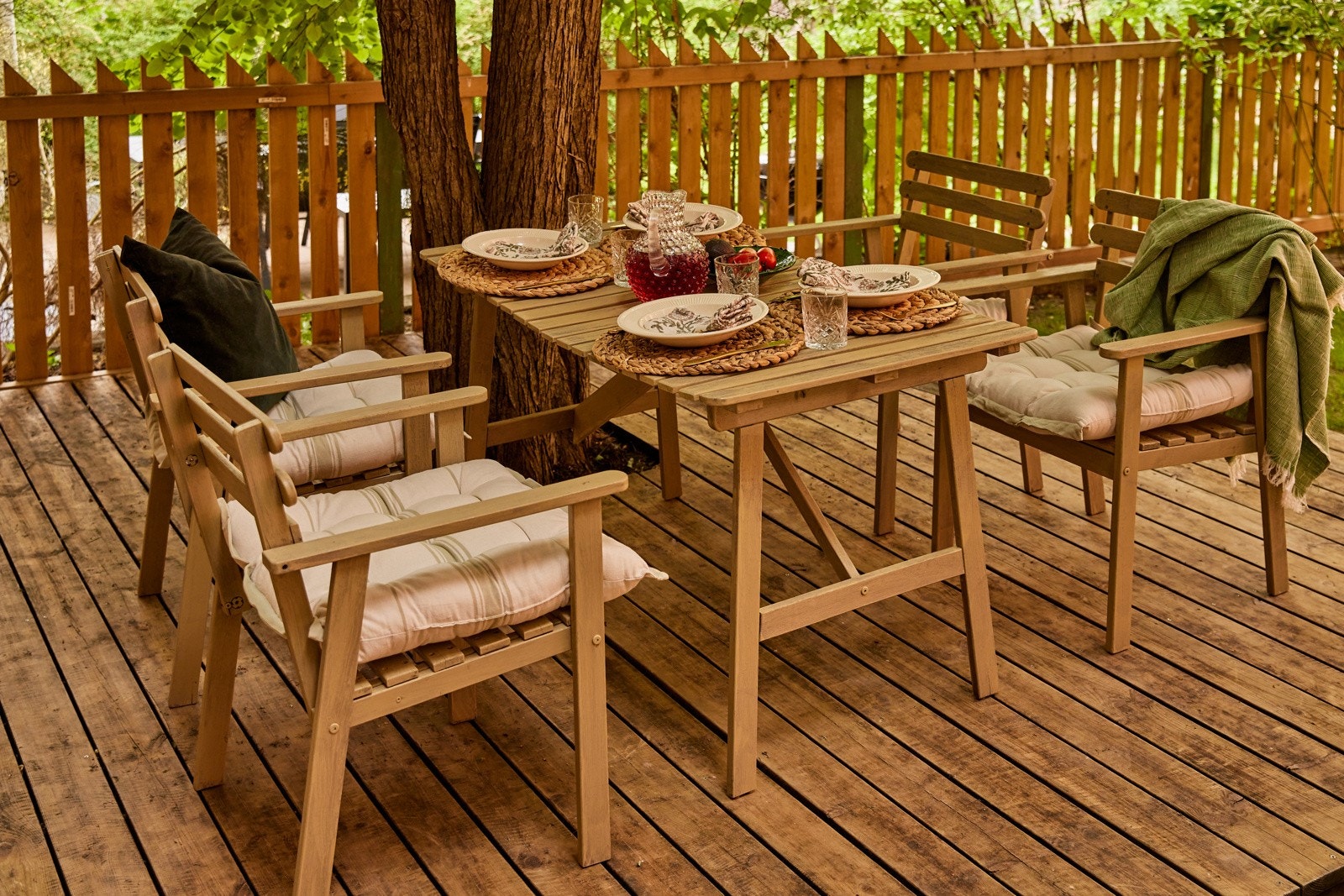 Nyt varme sommerdager med en hyggelig lunsj eller middag med familie og venner. Galleribilde