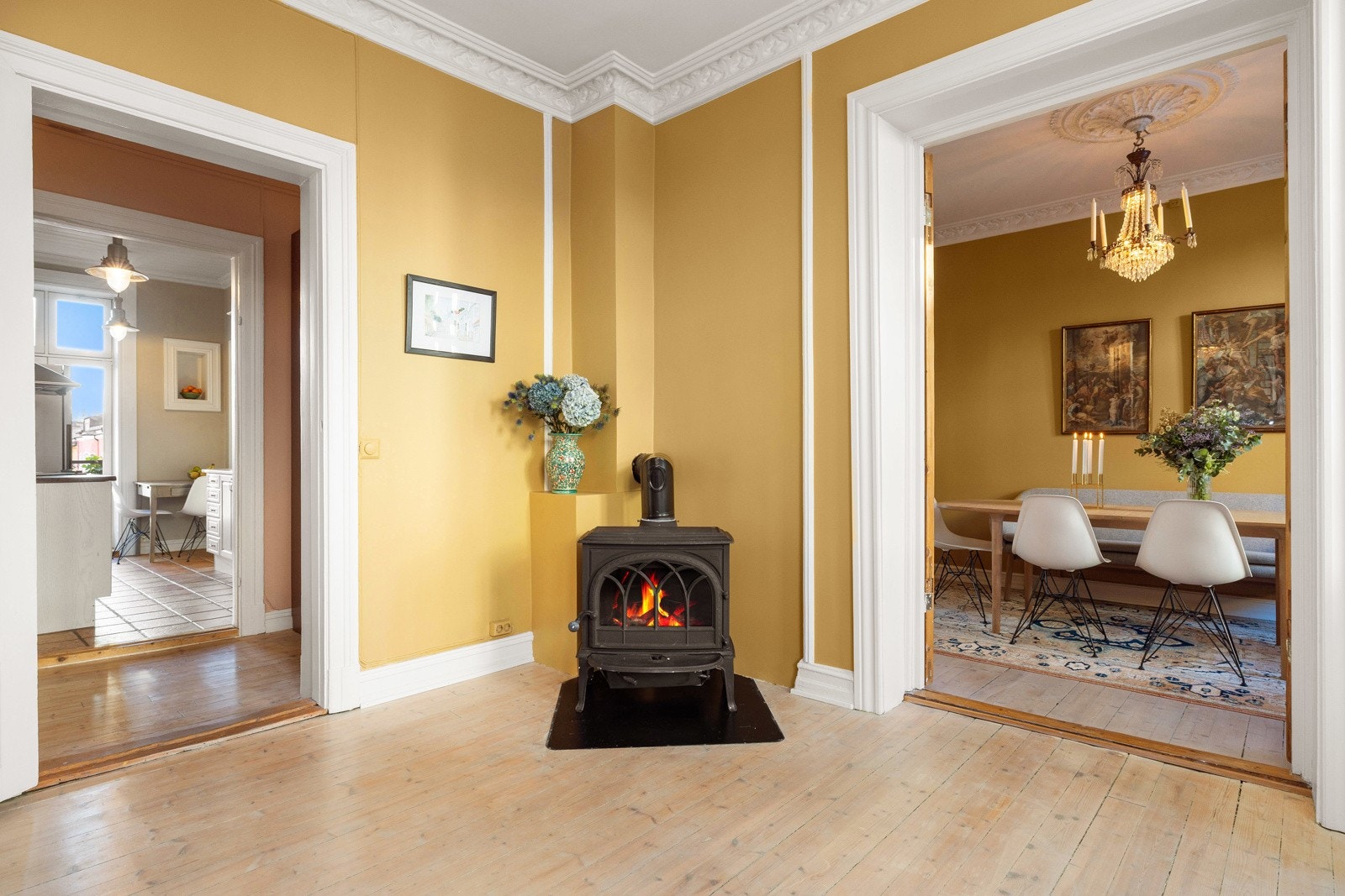 I rommet er det en flott peisovn som gir ekstra hygge på kaldere dager. Galleribilde