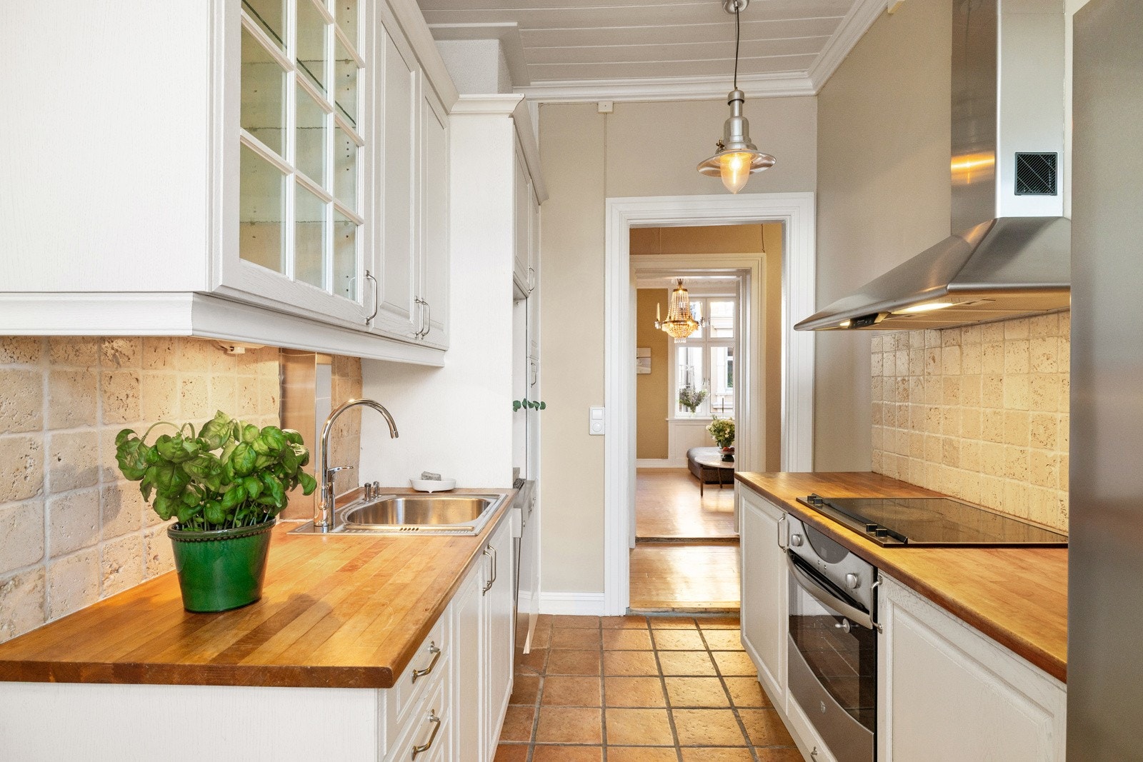 Kjøkkenet er videre utstyrt med integrert komfyr og nedfelt platetopp, samt frittstående kjøleskap med frysedel og oppvaskmaskin som følger handelen. Galleribilde