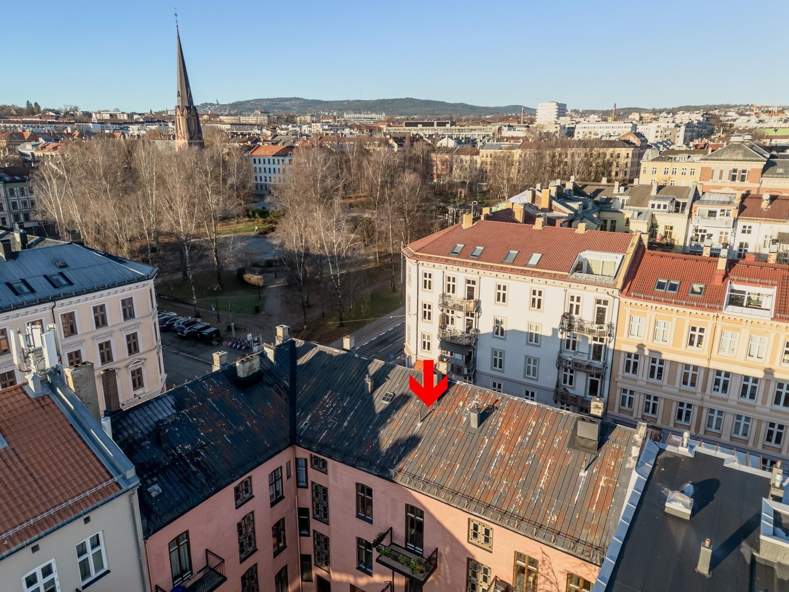 Boligen har en sentral og attraktiv beliggenhet rett ved idylliske Birkelunden. Det aktuelle loftet er markert med rød pil. Galleribilde
