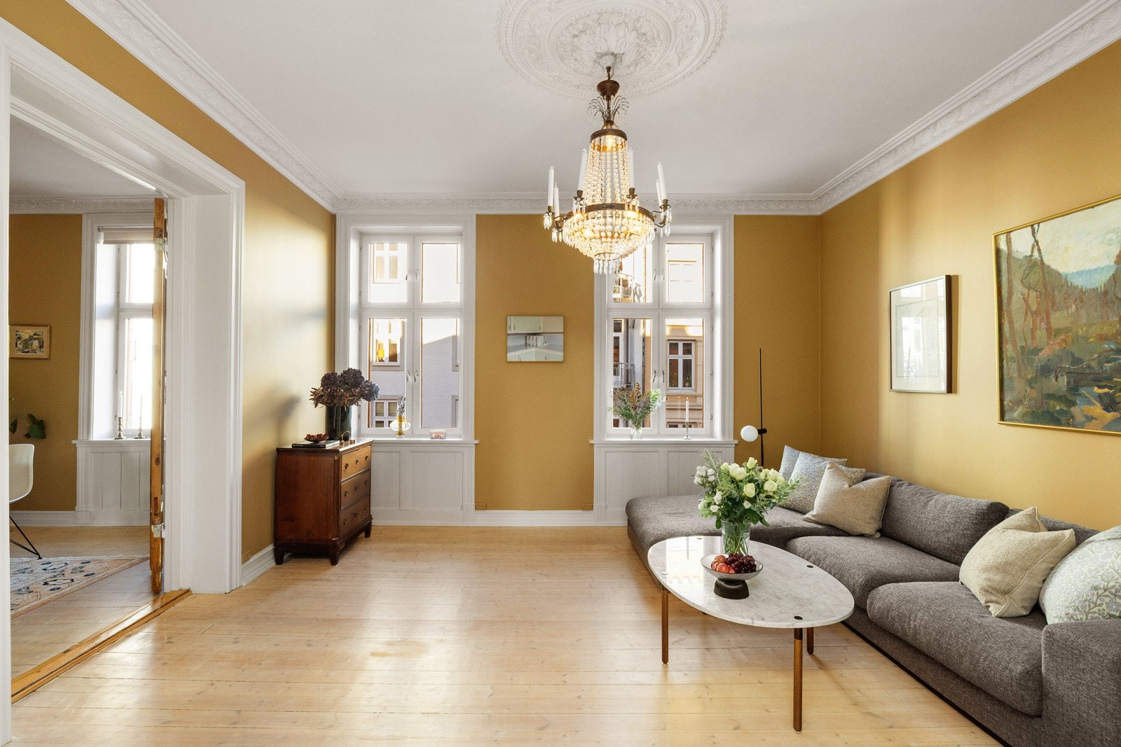 Stuen byr på gode møbleringsmuligheter med plass til sofagruppe, tv- seksjon og annet ønsket møblement. Galleribilde