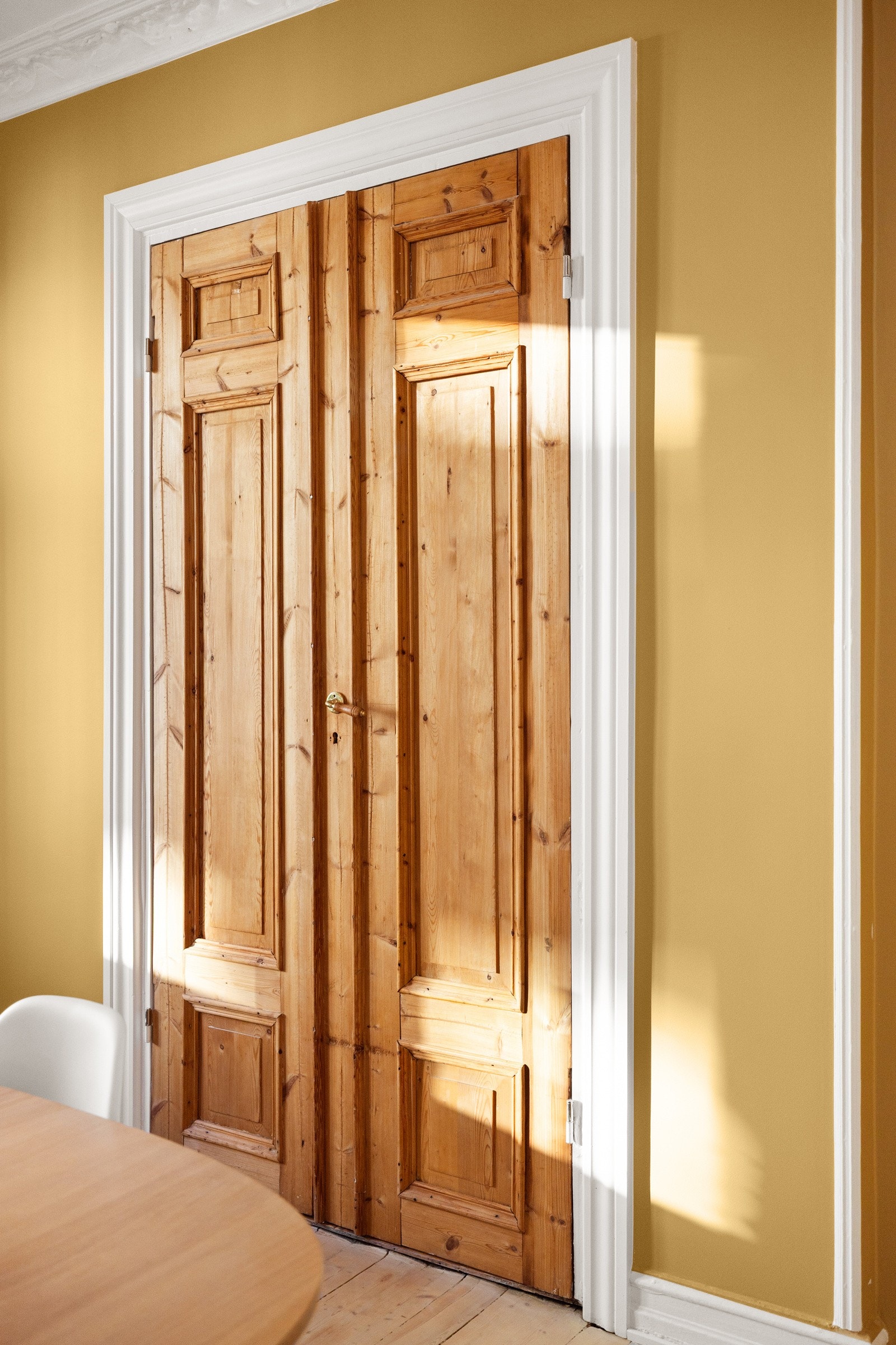 Det er en klassisk tofløyet heltredør mellom stuen og spisestuen. Galleribilde