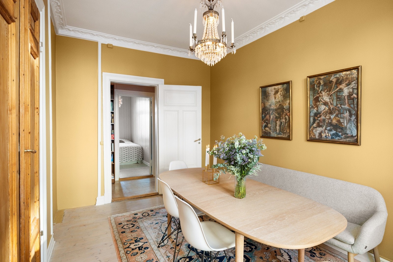 Stuen og spisestuen ble malt i 2024 i en tidløs og delikat tone. Galleribilde