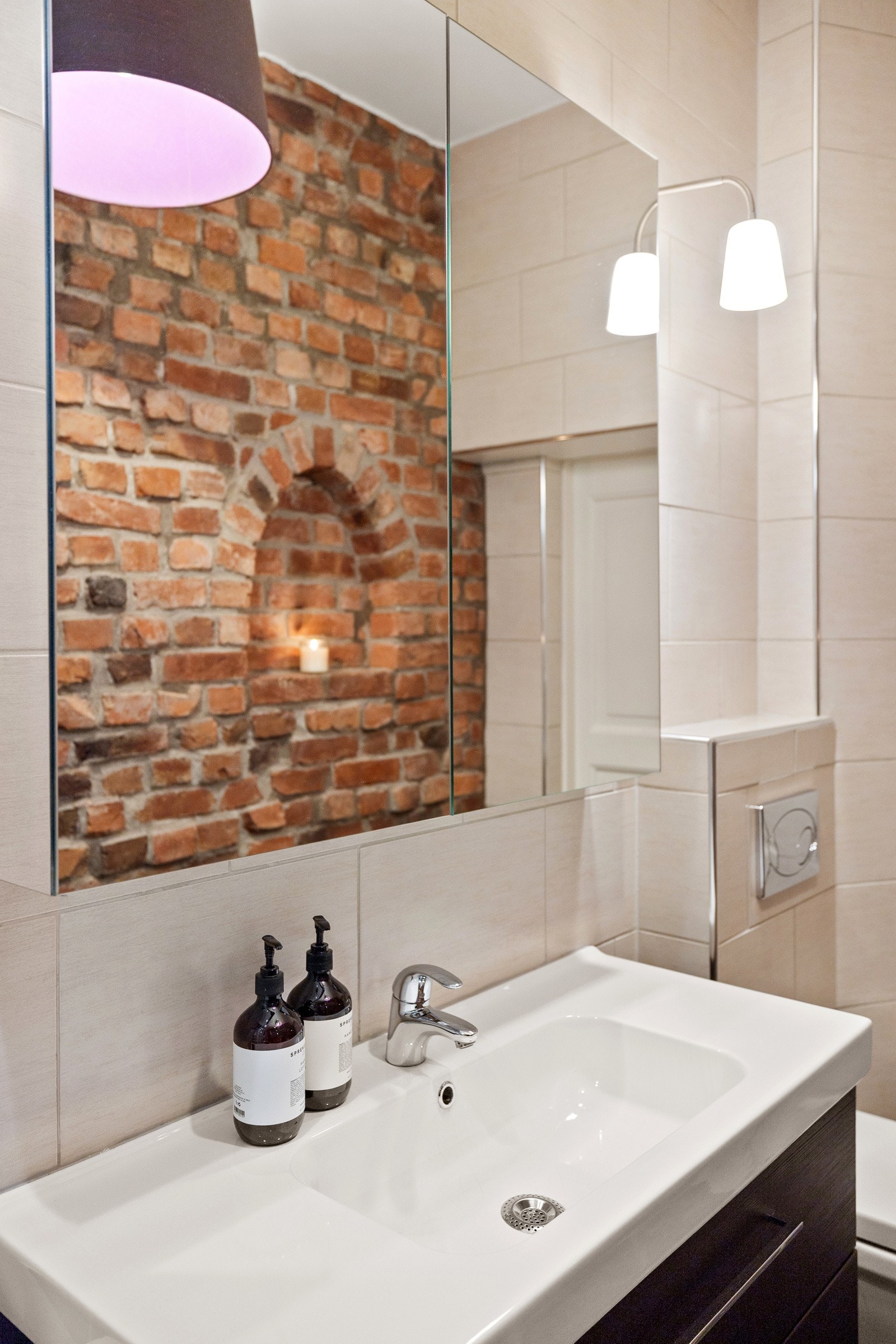 Baderommet ble oppgradert i 2009 og er utstyrt med vegghengt servantskap, heldekkende servant og vegghengt speilskap med belysning over. Galleribilde