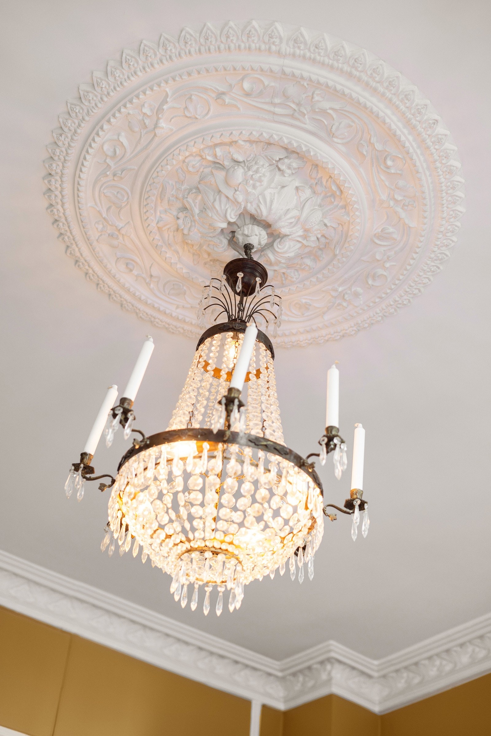 Leiligheten har sjarmerende stukkatur, rosett og gulv av heltre. Galleribilde