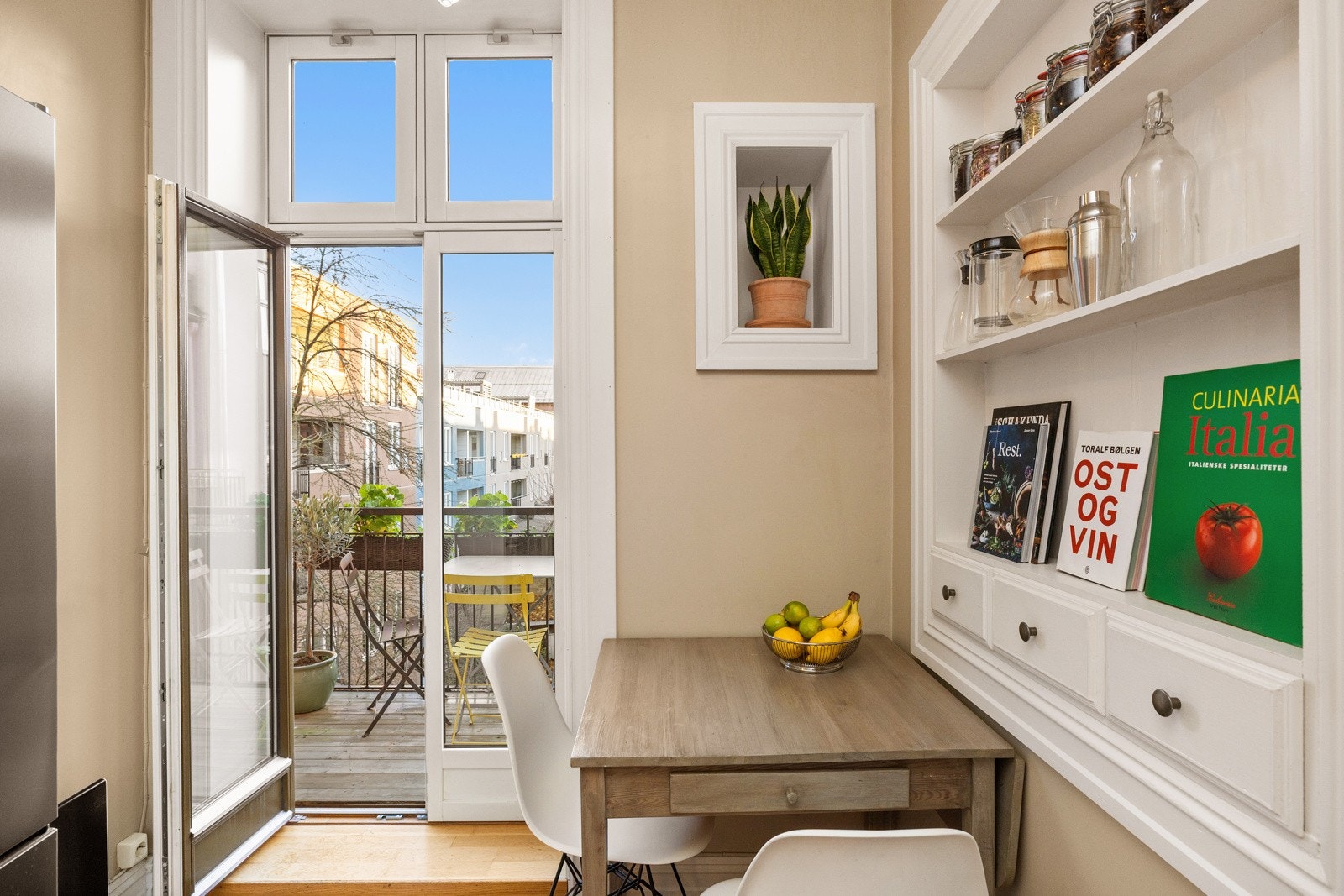 Det er plass til et lite spisebord i hjørnet. Galleribilde