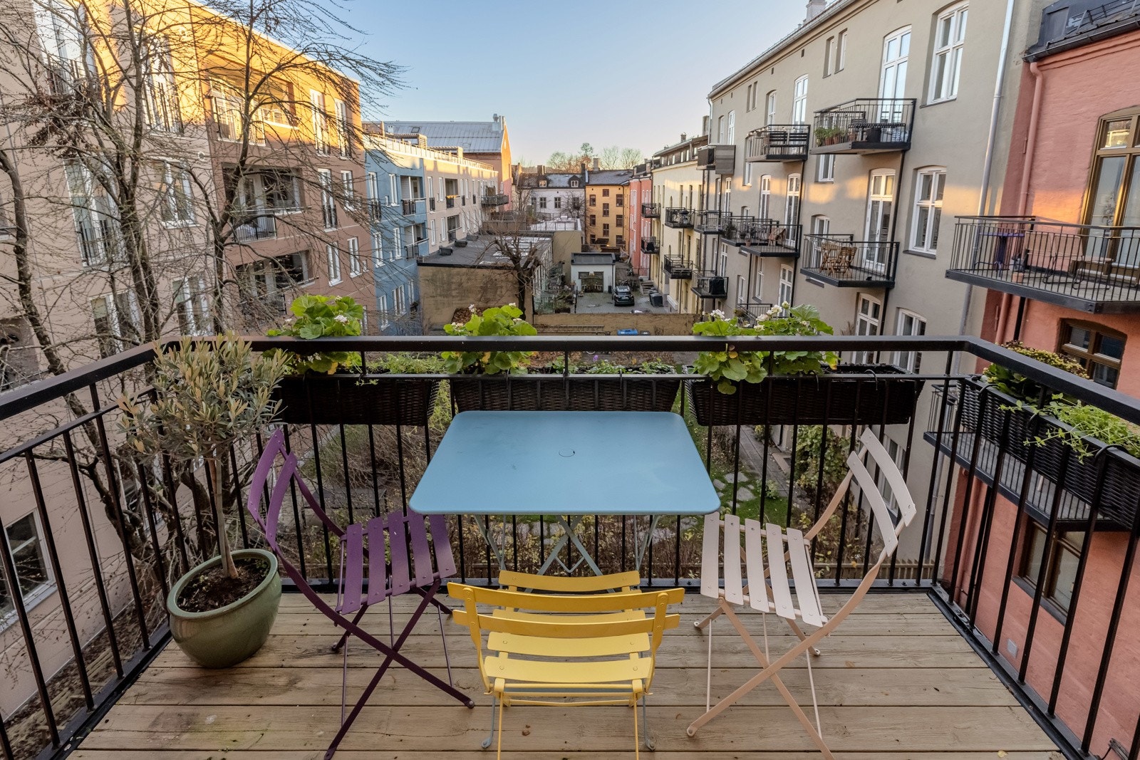 Her kommer du til en lys og klassisk 3-roms med ettertraktet beliggenhet på Øvre Grünerløkka. Galleribilde