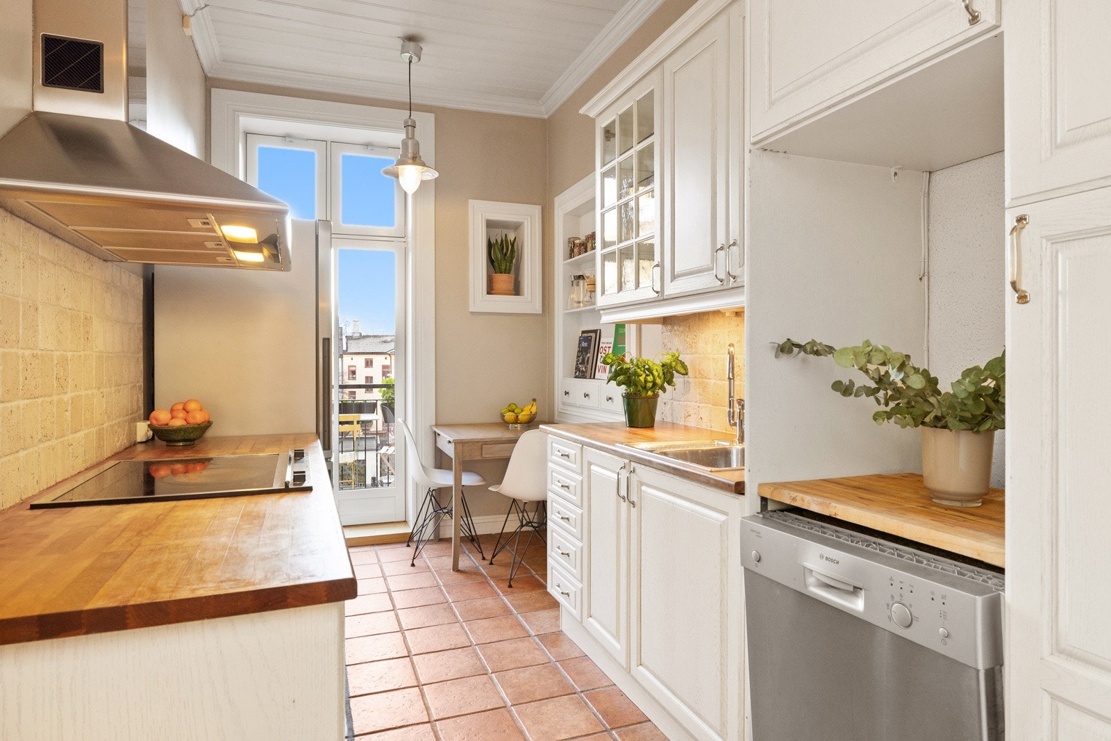 Leiligheten har et pent kjøkken med god skap- og benkeplass for oppbevaring og matlaging. Galleribilde