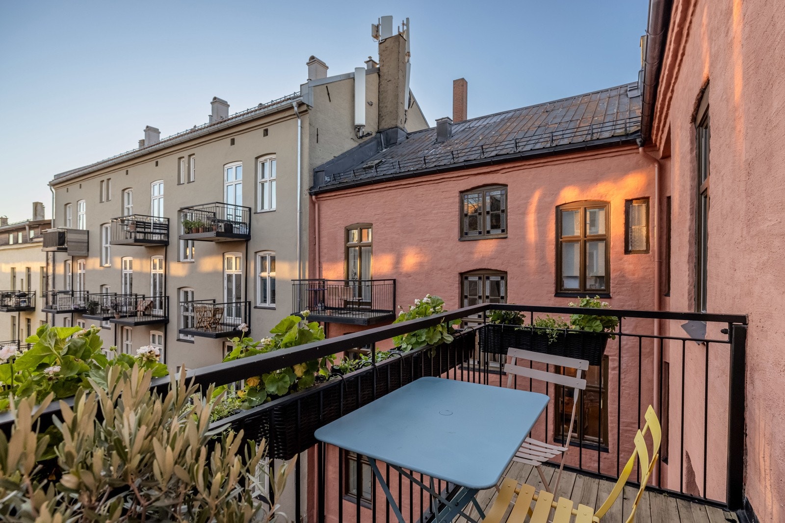 Balkongen vender mot hyggelig og rolig bakgård. Galleribilde