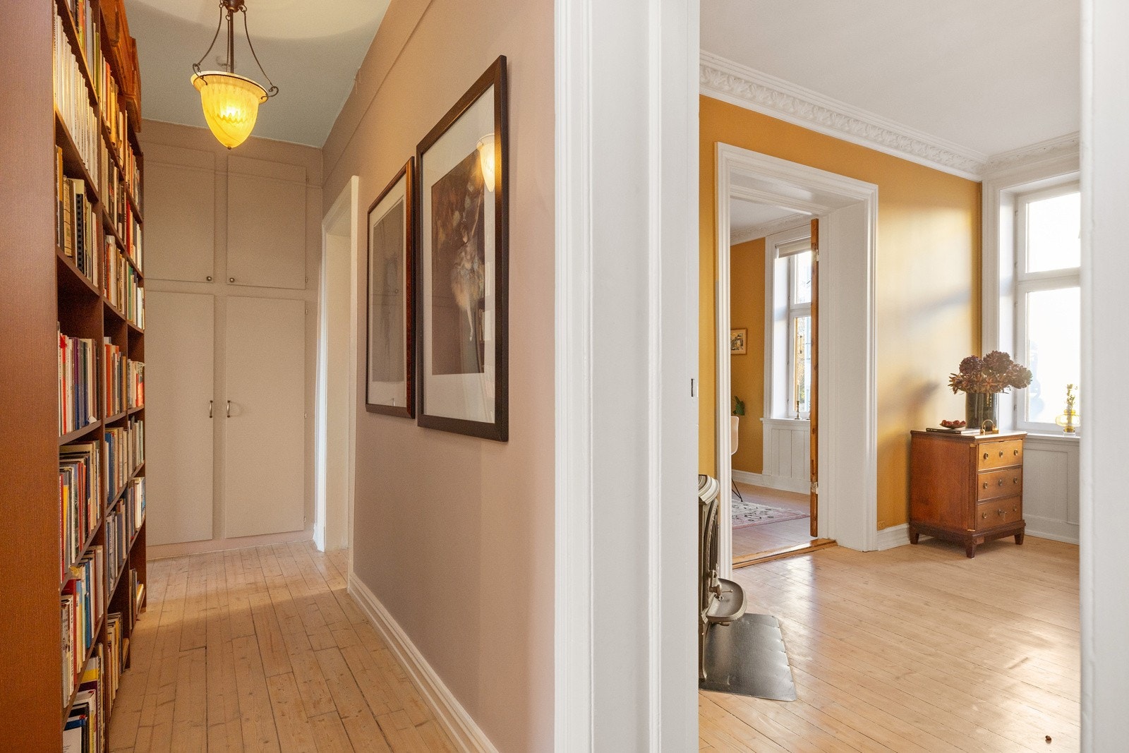 Leiligheten disponerer i tillegg en kjellerbod (5m²) og loftsbod (gulvareal på 7m²) Galleribilde