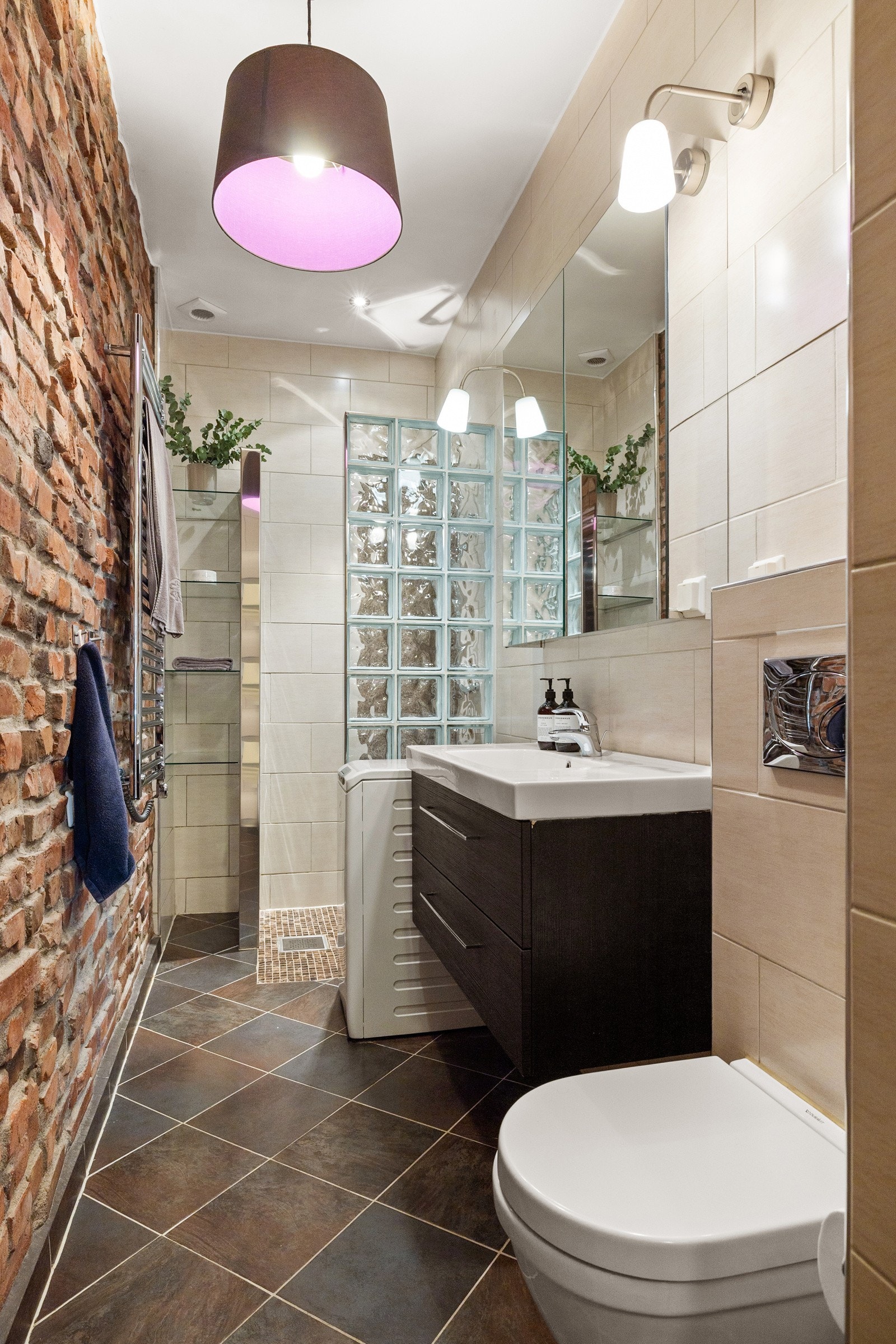 Leiligheten har et lyst og sjarmerende baderom med gulvvarme og opplegg for vaskemaskin. Galleribilde