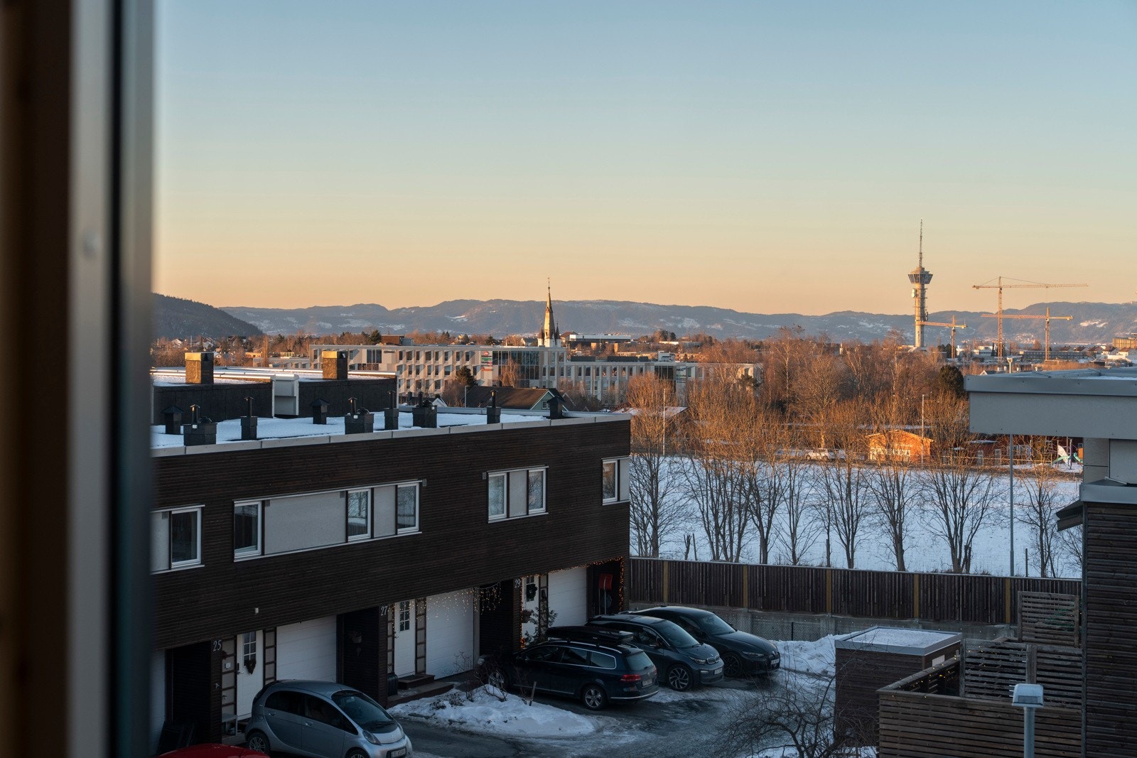 Proaktiv Eiendomsmegling ved Lisbeth Kristengård har gleden av å presentere en lys leilighet på Moholt/Bergheim. Her har man ca kr. 13.000,- i leieinntekter, normal standard, nydelig utsikt, balkong og heis. Galleribilde
