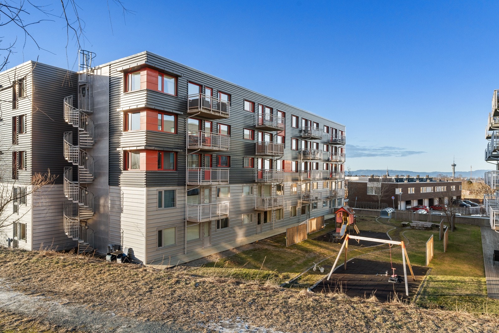 Borettslaget har flotte uteområder med grillplass, sittegrupper og lekeplass. Galleribilde