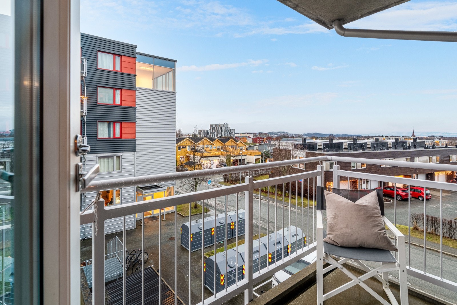 Med leiligheten følger det en delvis overbygd sørvestvendt balkong på ca. 4,5 kvm med ettermiddag - og kveldssol samt fin utsikt. Galleribilde