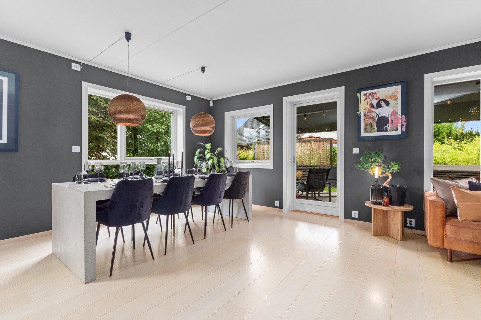 Spisestuen ligger fint i forbindelse med kjøkkenet. Galleribilde