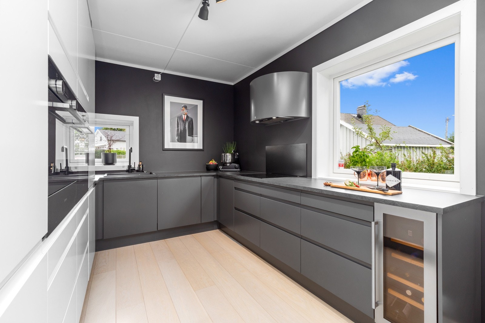 Eget vindu på kjøkkenet slipper inn godt med lys. Galleribilde