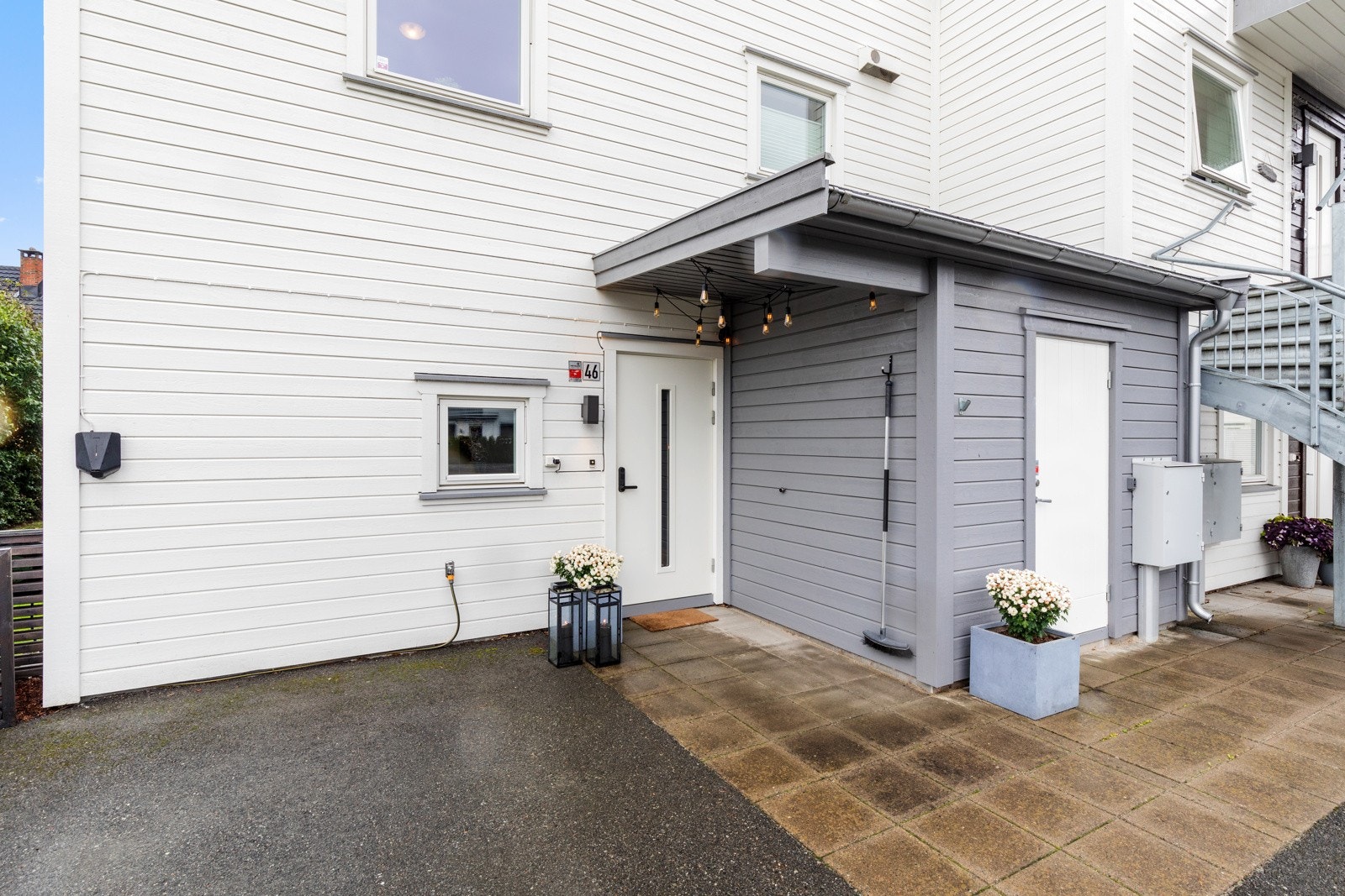 Koselig inngangsparti med tilgang til bade sportsbod og oppstillingsplass med elbil-lader. Galleribilde