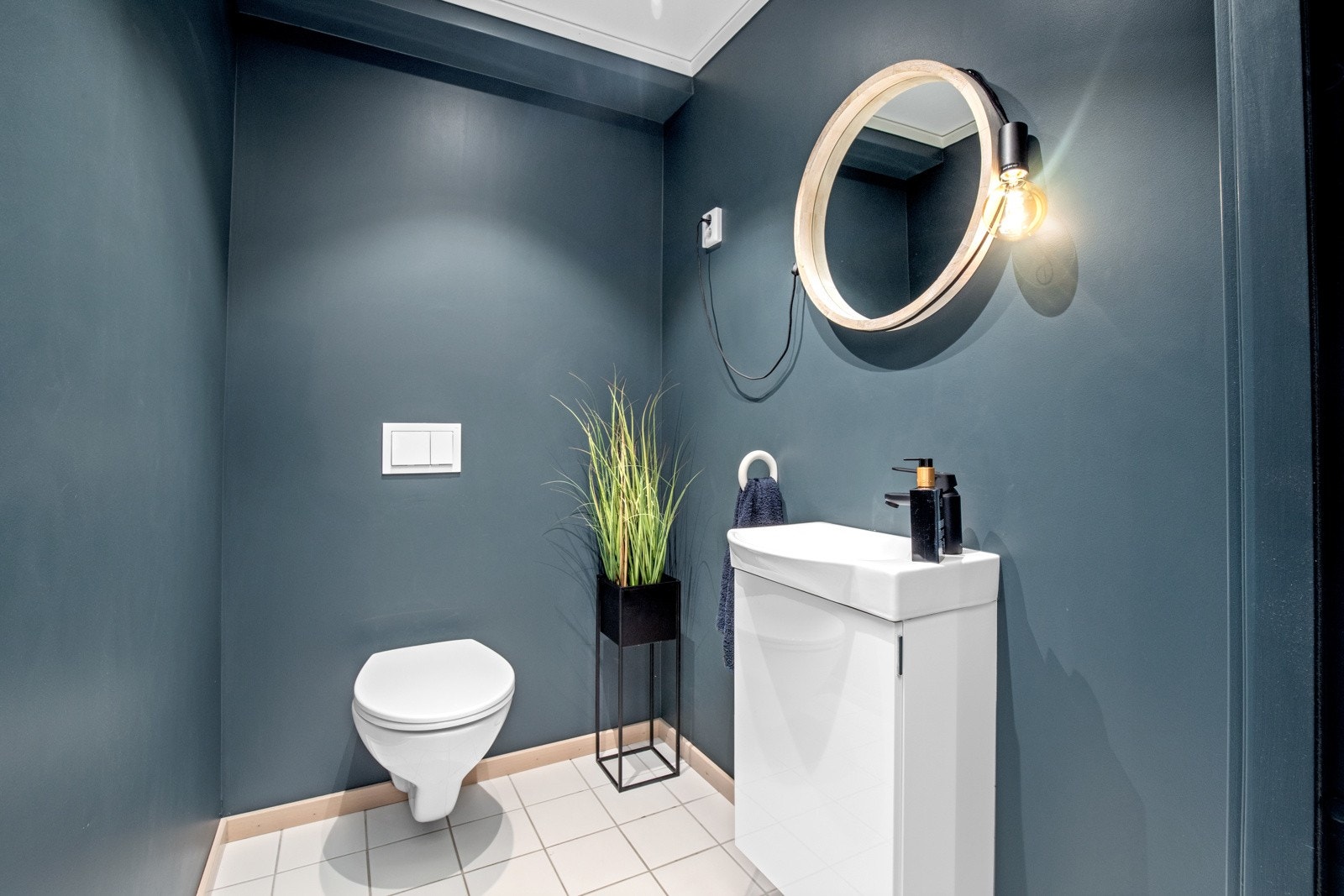 Praktisk toalettrom plassert ved inngangen. Galleribilde