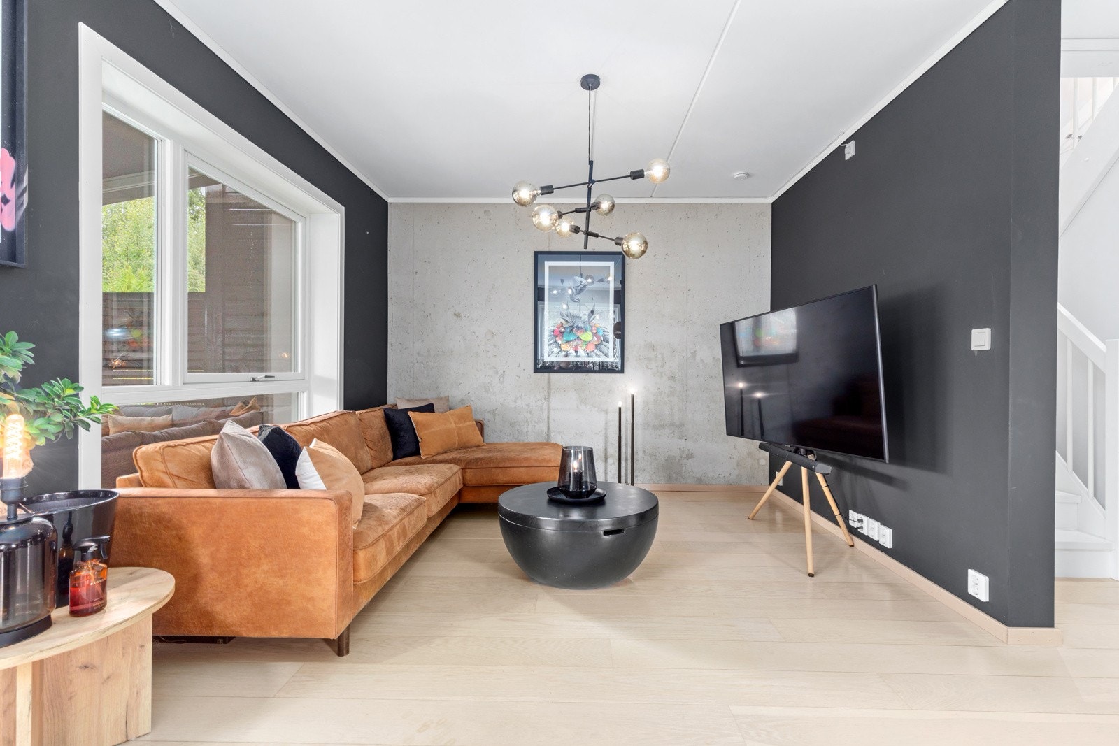 Stue med gode lysflater. Legg merke til betongveggen. En sprek detalj. Galleribilde