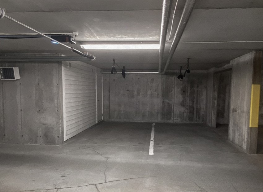 Parkeringsplasser og bod i felles garasjekjeller Galleribilde