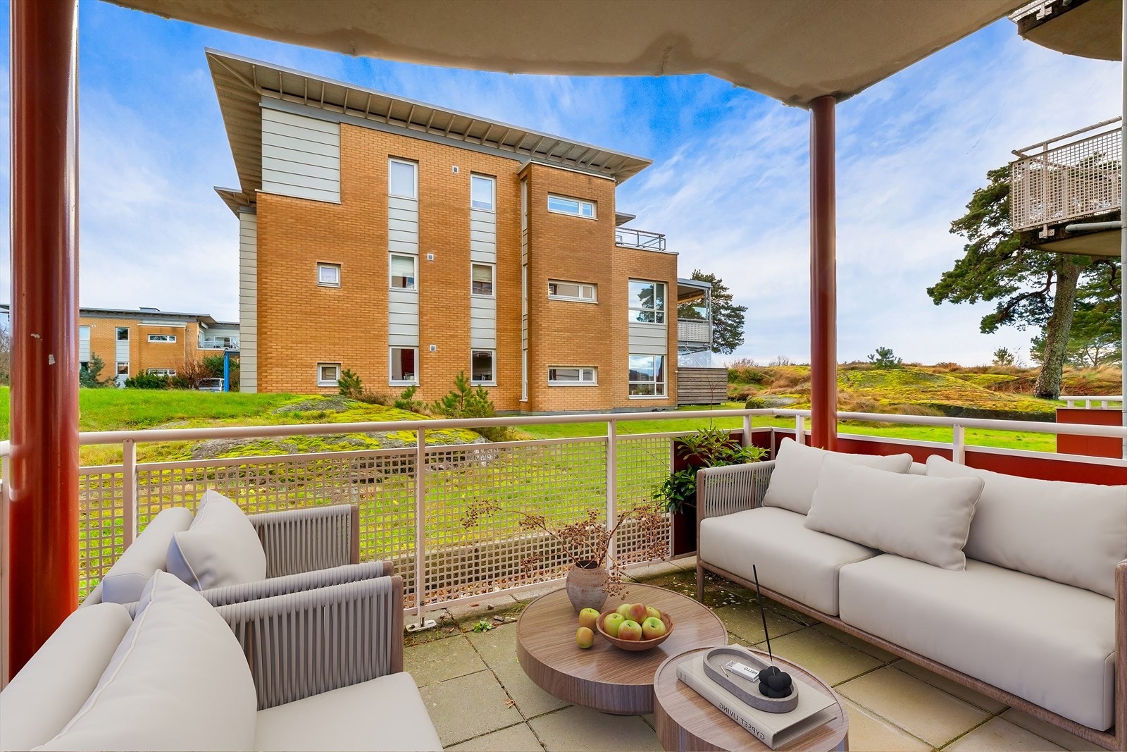 Utgang fra stue til 10 m² overbygd og sydvendt markterrasse med betongheller. Galleribilde