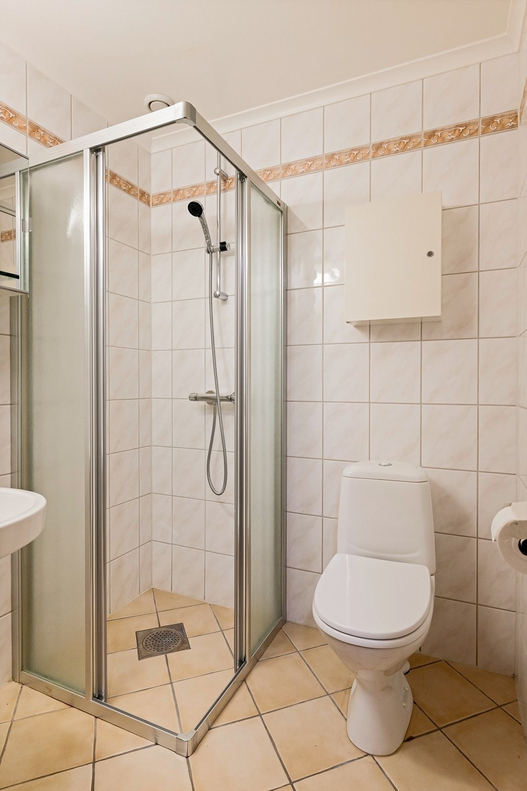 Bad/dusjrom. Fliser på gulv med elektriske varmekabler Galleribilde