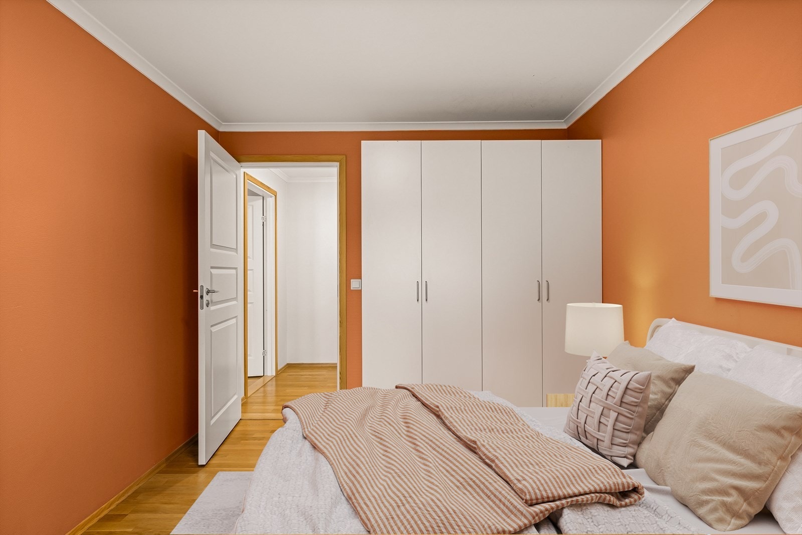 Garderobeskap medfølger Galleribilde