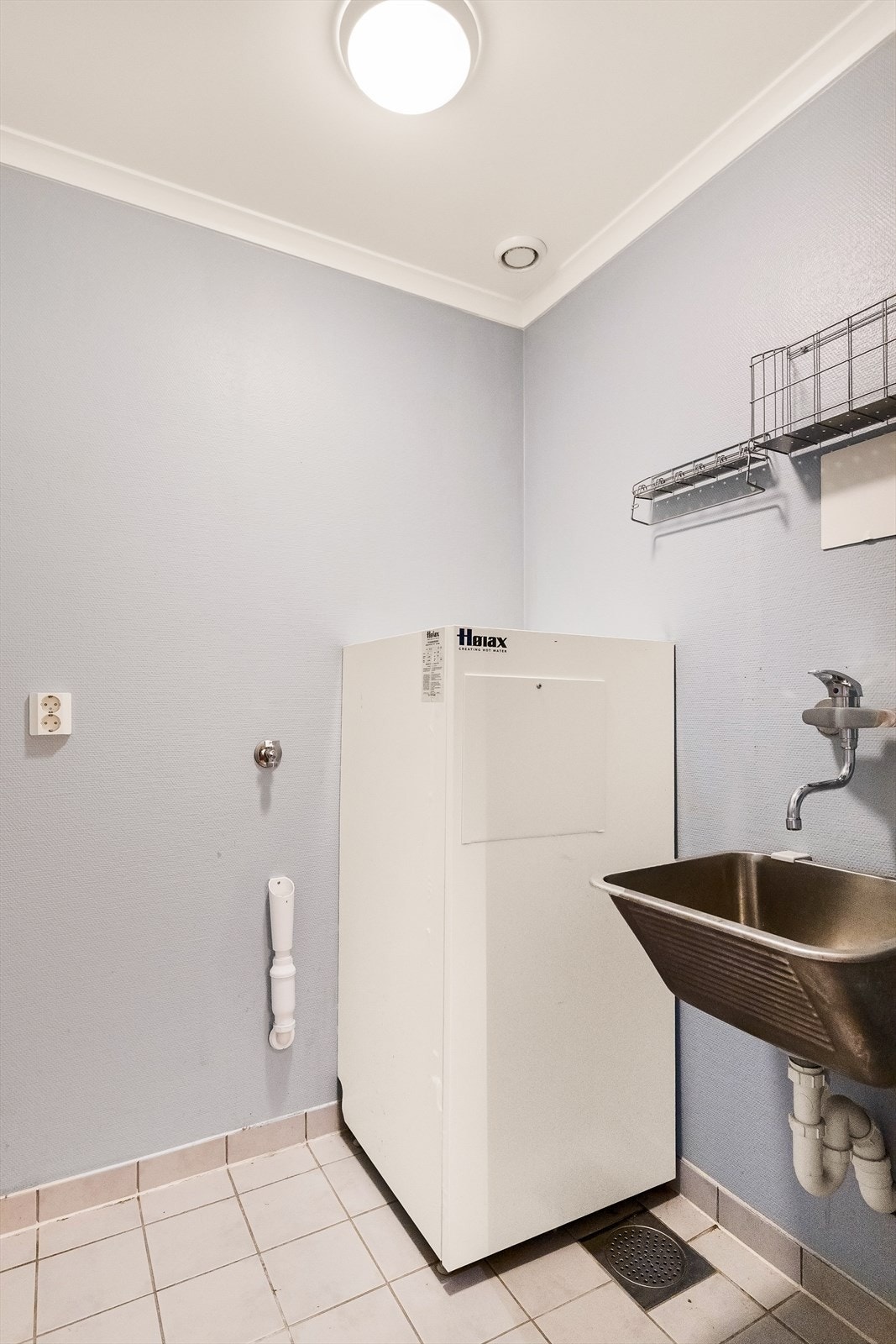 Vaskerommet har fliser på gulv og elektriske varmekabler. Skyllekum og opplegg til vaskemaskin Galleribilde