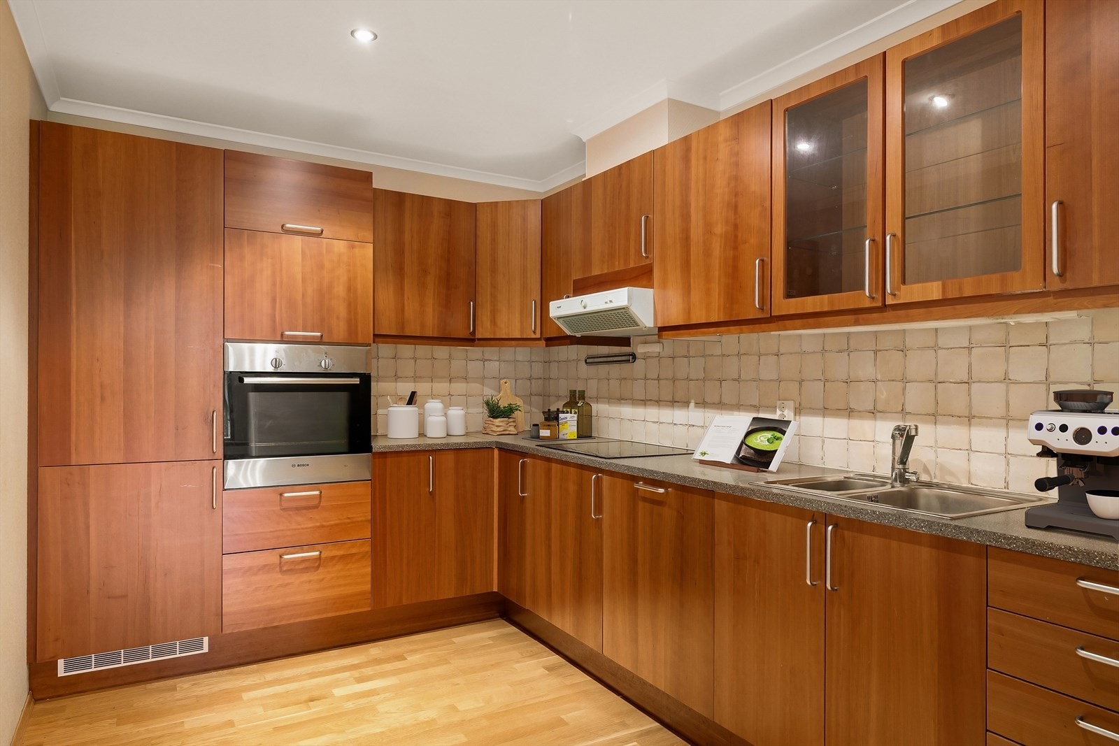 Kjøkken m/ integrert platetopp, komfyr, oppvaskmaskin og kjøl/fryseskap Galleribilde