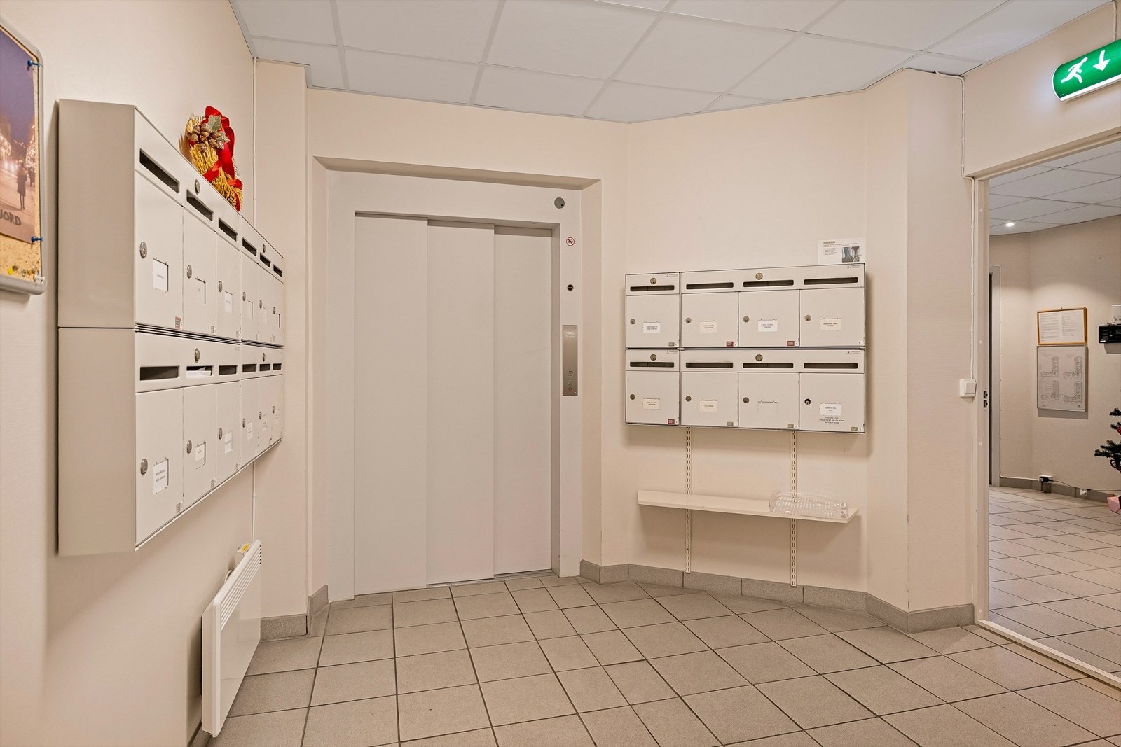 Heis mellom alle etasjene og ned til boden og felles parkeringskjeller Galleribilde