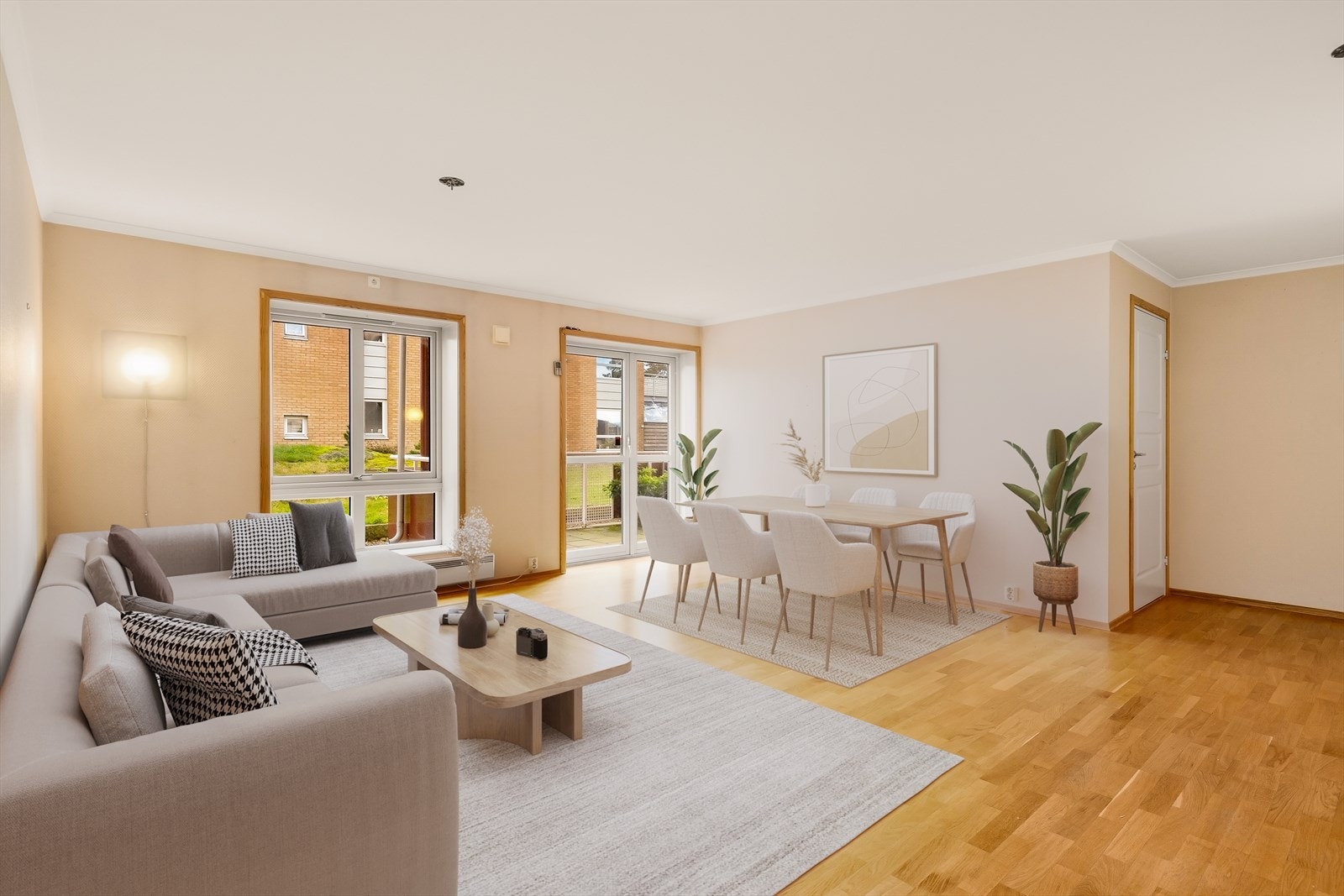 Eikeparkett på gulvene og to-fløyet terrassedør Galleribilde