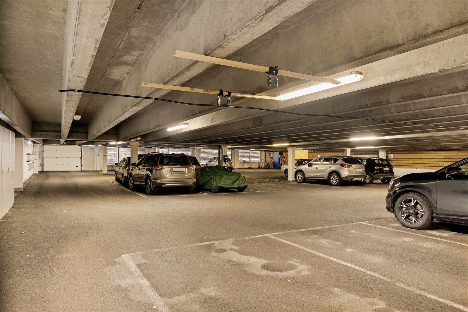 Det følger med 5 m2 bod i kjeller og oppmerket biloppstillingsplass i felles parkeringskjeller. Heisadkomst Galleribilde