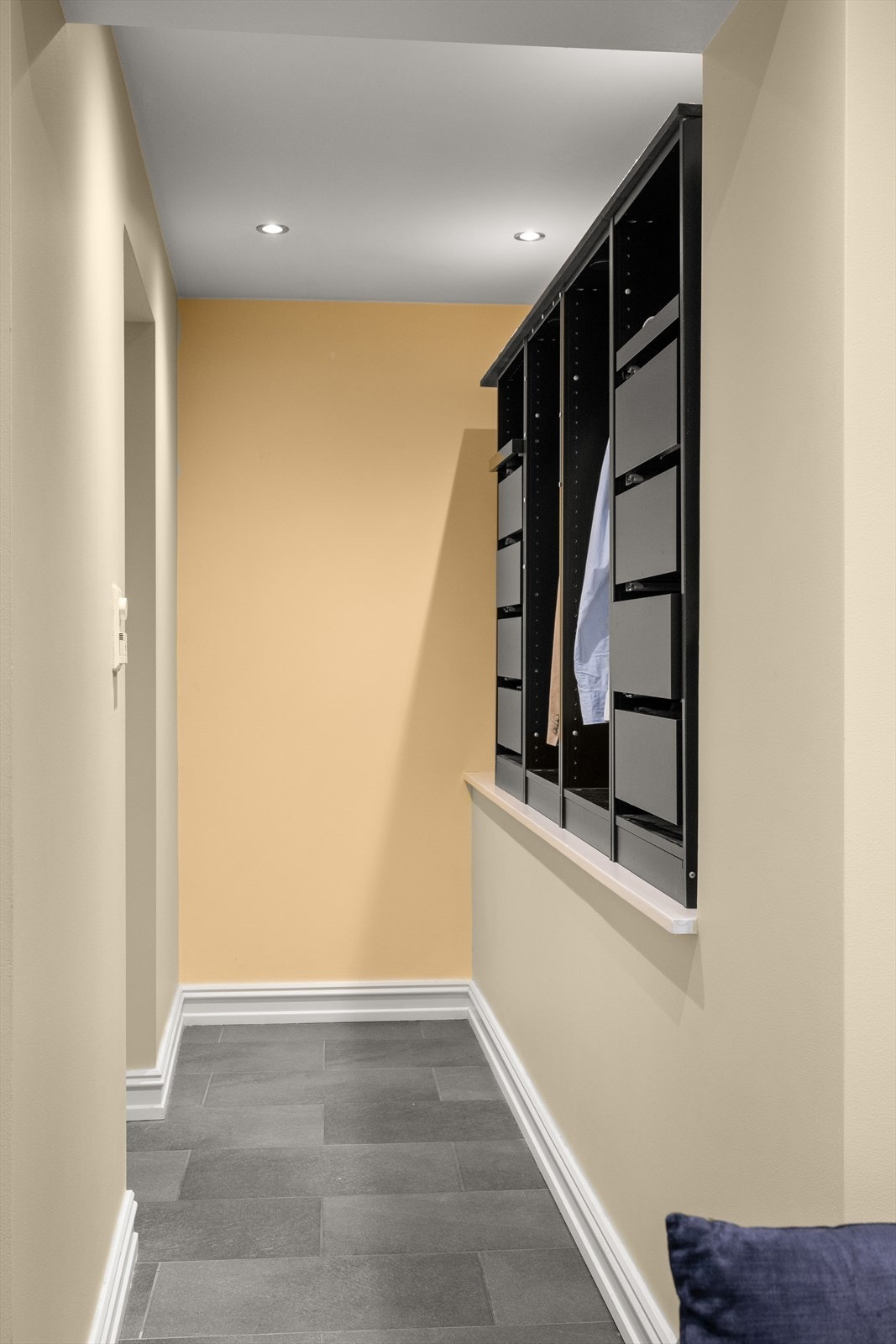 Videre inn fra stuen finner du badet, samt en praktisk integrert garderobeløsning perfekt for oppbevaring av klær. Galleribilde