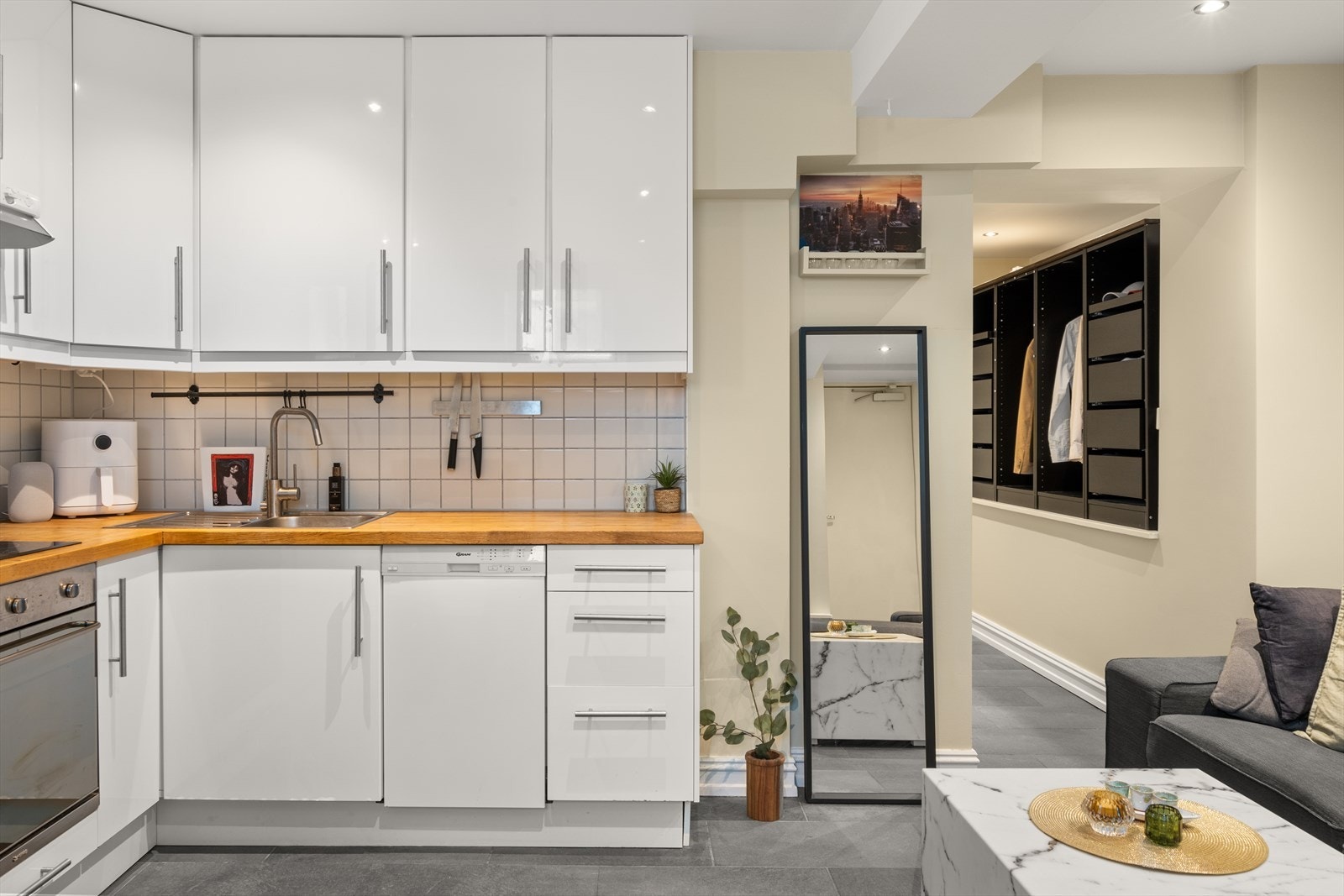 Hele leiligheten har skjult elektrisk anlegg med downlights i taket. Galleribilde