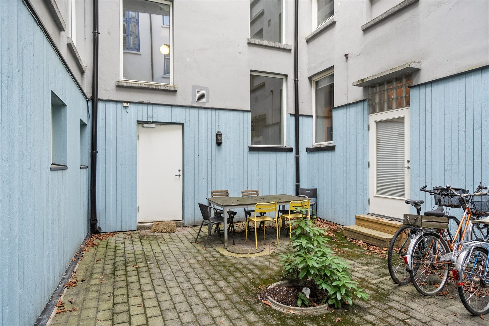 Bakgården ble oppgradert i 2021 og tilbyr gode fasiliteter for sykkelparkering Galleribilde