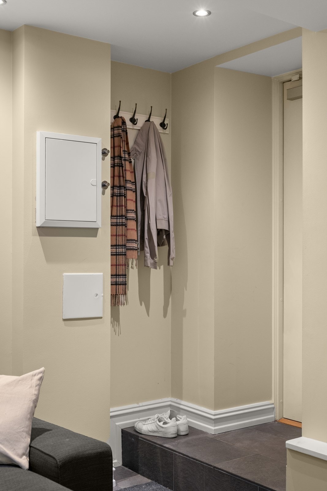 Entré. Naturlig plass til oppheng av sko og ytterjakker. Galleribilde