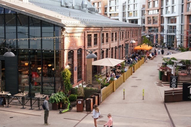 Nærheten til Grünerløkka og ikke minst Vulkan som gir deg også enkel tilgang til et bredt utvalg av sosiale samlingsplasser, serveringssteder og kulturelle opplevelser. 500 meter fra leiligheten. Galleribilde