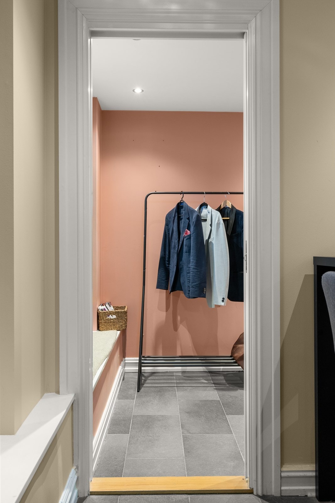 Fra stuen er det direkte adkomst til boligens soverom. Galleribilde