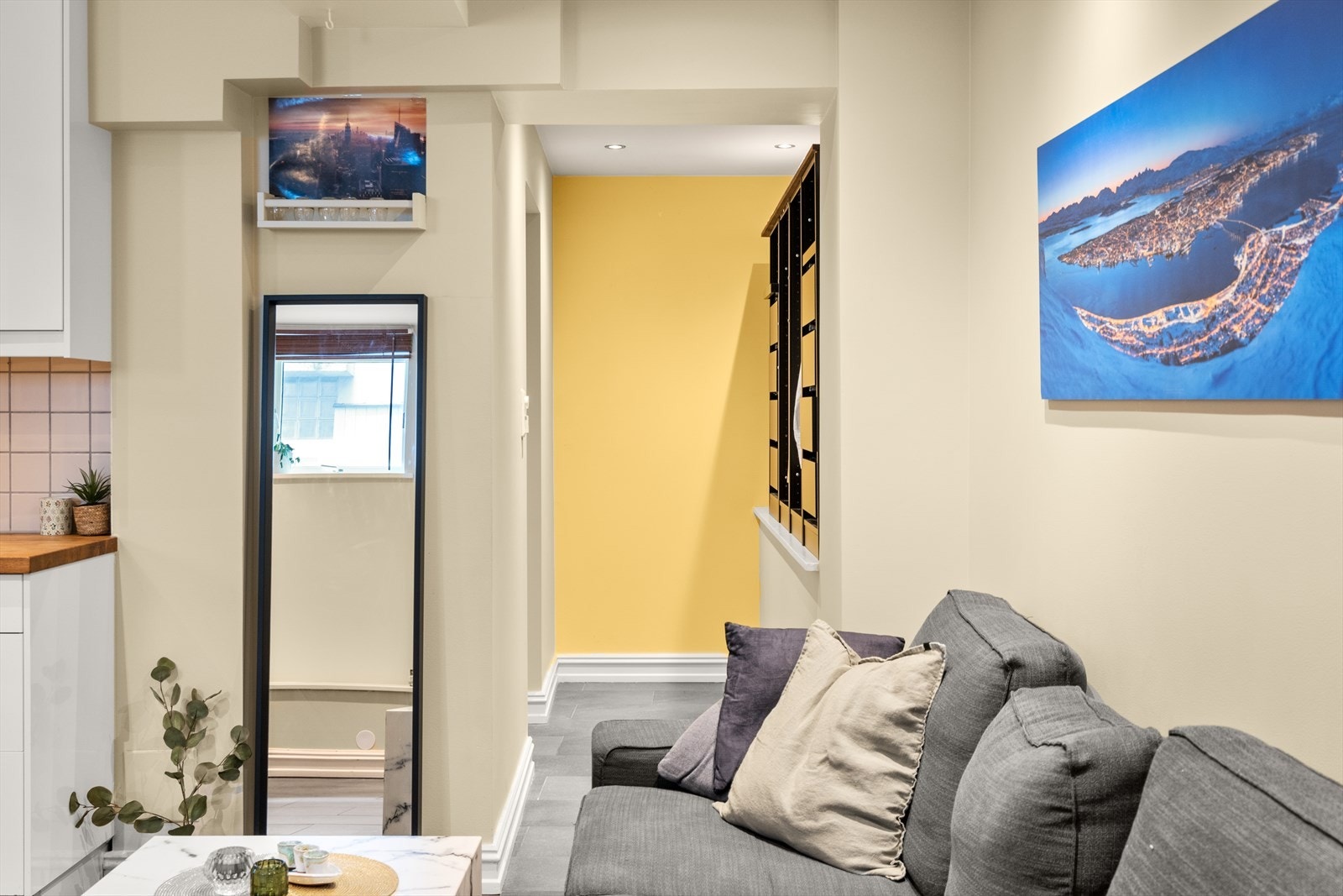 Leiligheten vender inn mot rolig bakgård og ble i 2008 omgjort til flere hybler i kjelleretasje, midtetasje og loft. Galleribilde