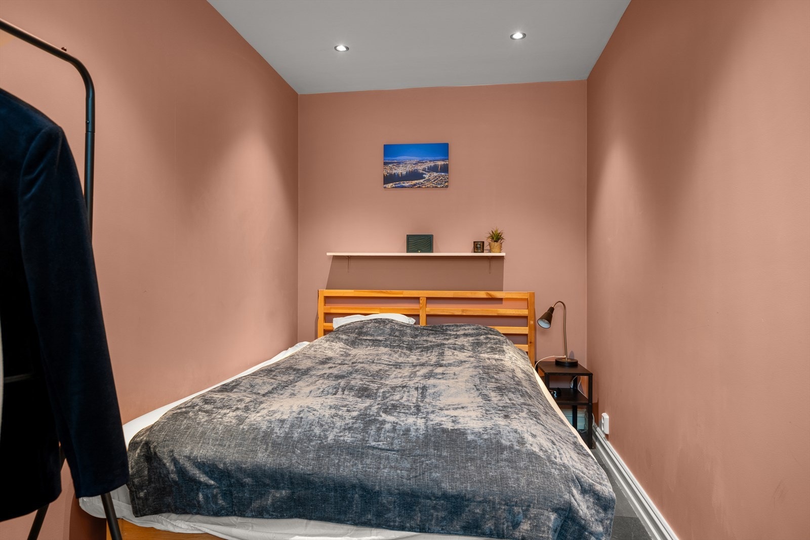 God plass til dobbeltseng med tilhørende nattbord og annet ønsket inventar. Galleribilde