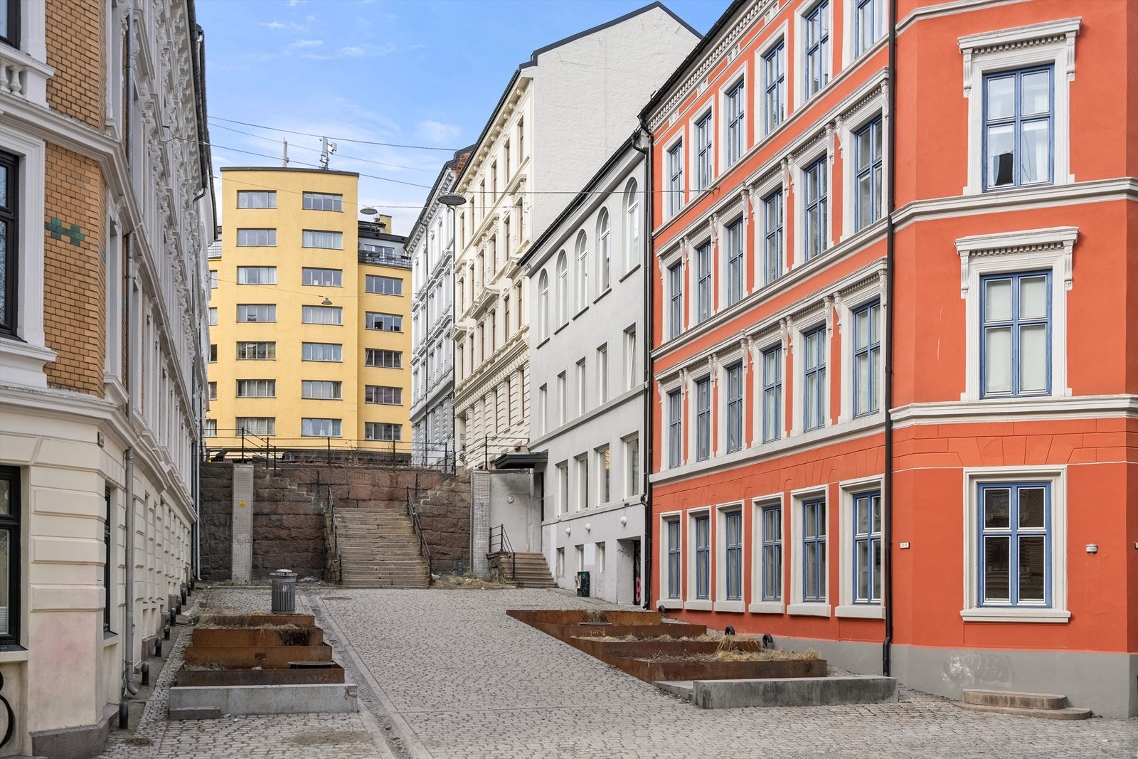 Dette er beliggenheten for deg som ønsker å bo svært sentralt, men likevel rolig og tilbaketrukket. Her finner du et yrende liv, både på dagtid og kveldstid. Gatetunet Deichmans gate/Wilses gate ble oppgradert og gjort om til miljøgate i 2016. Galleribilde