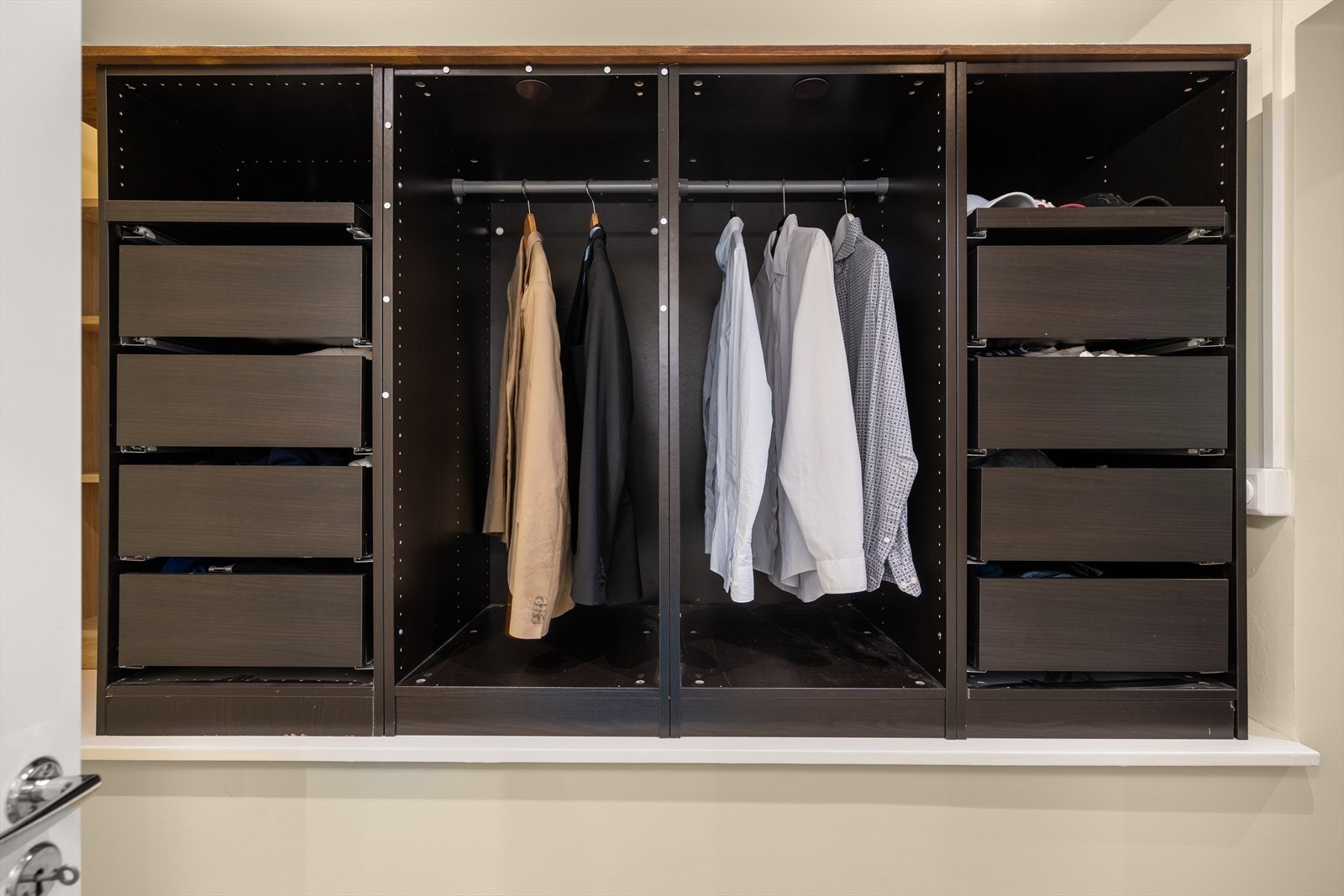 God plass til oppbevaring i praktisk innebygd garderobeløsning. Galleribilde